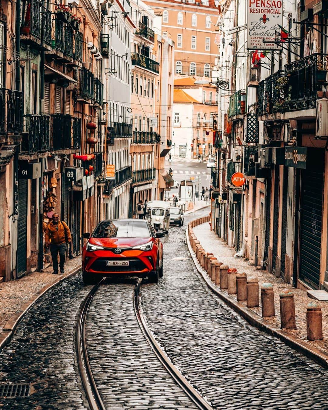jeffさんのインスタグラム写真 - (jeffInstagram)「Traveling back to Lisbon still amazes me. But #LeaveOrdinaryBehind to explore a little part of this incredible country with the #ToyotaCHR makes things even better. /// #ToyotaFrance  @toyota.europe @toyotafrance」11月20日 21時47分 - jeffonline