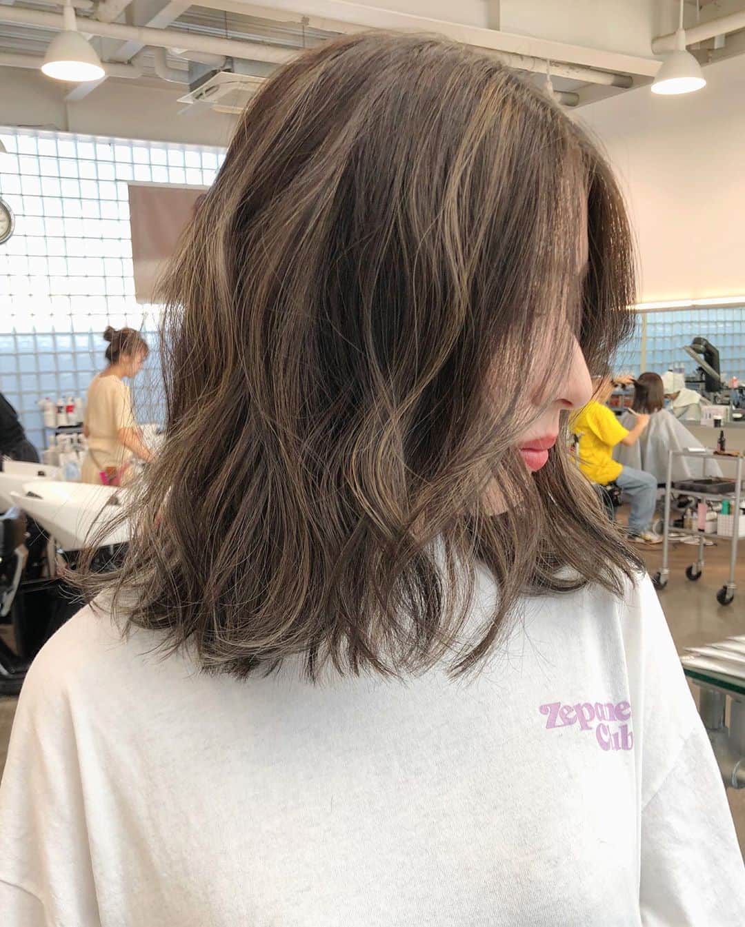 神能裕貴のインスタグラム：「【柔らかさと品のあるハイライト✨】 強すぎず、柔らかさを感じさせるハイライトと色味。 ナチュラルさの中にも外国人の様な質感を追求したカラー🍫 やり過ぎない海外ハイライトを求めている方にオススメです！  #SHIMA#ハイライト#バレイライト#バレイヤージュ#海外ヘアー#リアル海外ヘアー」
