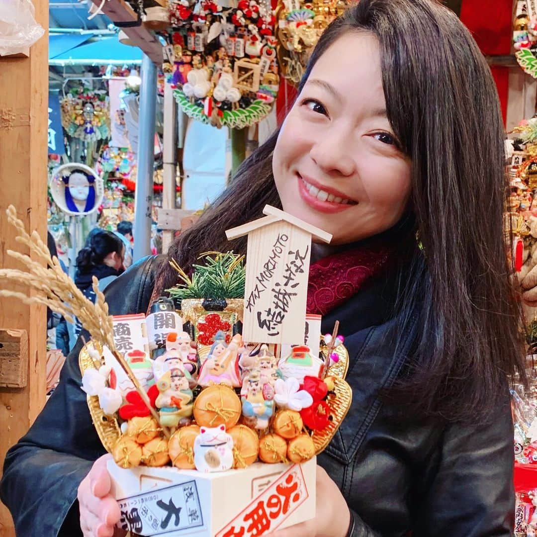 結城さなえさんのインスタグラム写真 - (結城さなえInstagram)「浅草鷲神社の酉の市に初見参✨ ピンときたこの升をいただきました☺️ 「ますます商売繁盛」の願いを込めて💕 持ってるだけでワクワクしてきたので、良いことが舞い込みそうな予感✨ 来年も頑張ります！ ☆ #浅草 #鷲神社 #酉の市 #升 #ますます #商売繁盛 #七福神 #俳優部 #結城さなえ #japaneseculture」11月20日 21時49分 - yuukisanae