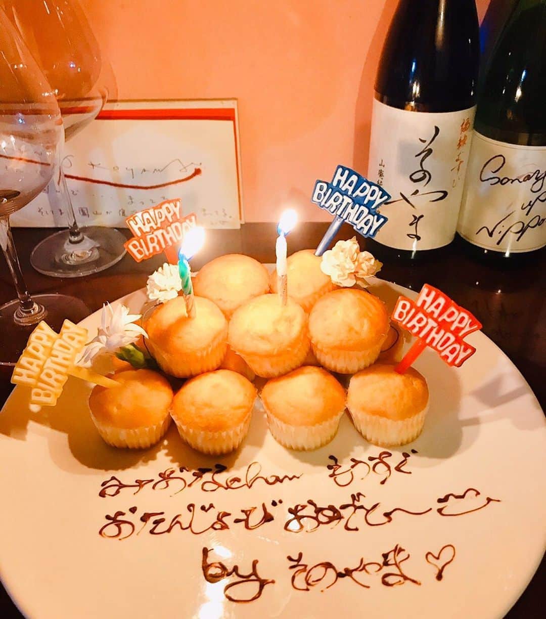 石井美音奈のインスタグラム：「真希絵さんが早めのお誕生日祝ってくれました💦 料理本まで！サプライズすぎて本当にびっくり‼️ お料理もっと頑張ります😭  Twitterに動画載載せるね」