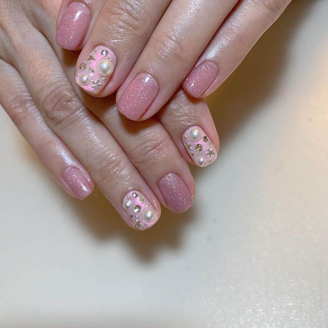 Kana Kobayashiさんのインスタグラム写真 - (Kana KobayashiInstagram)「ピンクリスマス🎄✨ #dots #kirakira #pink #nails #ネイル #ピンクネイル #キラキラ #パール #星ネイル」11月20日 21時58分 - anela_kana