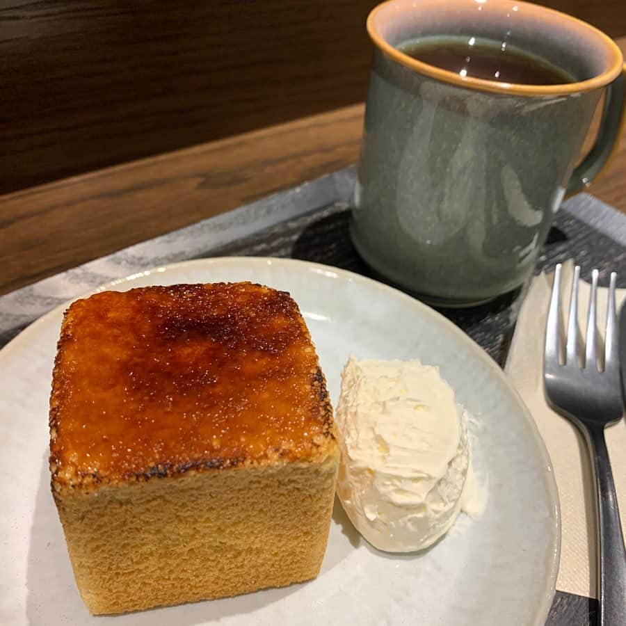 のインスタグラム：「【上野　風月堂本店】 上野名物！ 焼きたてカステラが食べられるお店😏 ㅤㅤㅤㅤㅤㅤㅤㅤㅤㅤㅤㅤㅤ 🏠#上野　#風月堂本店 🚶‍♂️ 御徒町駅 北口徒歩3分 東京メトロ銀座線「上野広小路」駅  A4番出口目の前 📖焼きたて東京カステラカラメリゼ(¥350) ホイップクリーム(¥80) 紅茶(¥430) ㅤㅤㅤㅤㅤㅤㅤㅤㅤㅤㅤㅤㅤ 表面が香ばしくカラメリゼされたカステラ。 注文してからバーナーで炙ってくれる。 ㅤㅤㅤㅤㅤㅤㅤㅤㅤㅤㅤㅤㅤ カラメリゼされた部分がサクサク。 トッピングのふわっとしたホイップクリームと柔らかいカステラが合う ㅤㅤㅤㅤㅤㅤㅤㅤㅤㅤㅤㅤㅤ サイズがインスタで見るより小さめだけどカステラだから十分な量。 (サイズ感は5枚目見てね！) ㅤㅤㅤㅤㅤㅤㅤㅤㅤㅤㅤㅤㅤ 店内は落ち着いた雰囲気。 カフェってよりは、お店の中にイートインコーナーありますって感じ。 年齢層高め。お一人様しやすい。 ㅤㅤㅤㅤㅤㅤㅤㅤㅤㅤㅤㅤㅤ 炙ってくれる時は特に合図とかないから見張ってないといけない笑 ㅤㅤㅤㅤㅤㅤㅤㅤㅤㅤㅤㅤㅤ カステラを店内で食べるって珍しい！ 上野に行ったら立ち寄ってみてね！ ㅤㅤㅤㅤㅤㅤㅤㅤㅤㅤㅤㅤㅤ □営業時間 10:30～19:30 ㅤㅤㅤㅤㅤㅤㅤㅤㅤㅤㅤㅤㅤ □住所 東京都台東区上野1-20-10」