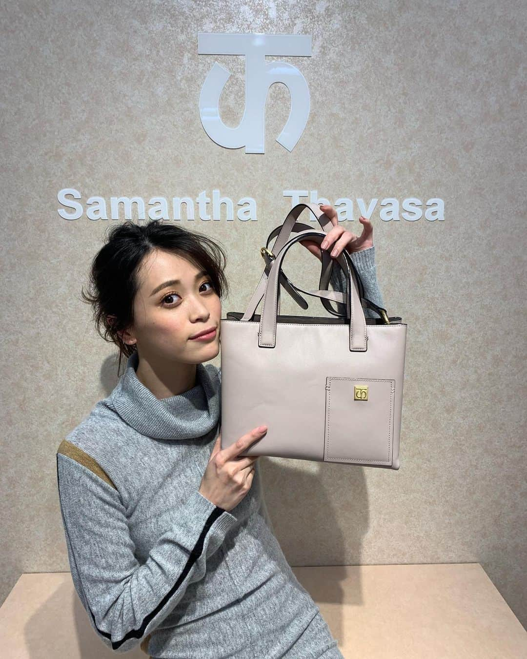 坂田梨香子さんのインスタグラム写真 - (坂田梨香子Instagram)「サマンサタバサ💛🧡 bagのチェックをする際は必ず質と中の実用性をチェックするんだけど お話を聞けば聞くほど素敵だと思わせてくれたこちらのベージュのbagと動画のbagを付けさせて頂きました☑︎🧡👜 たのしみだな〜 @samantha.thavasa_official  #samanthathavasa  ワンピースは #sitamurt」11月20日 21時53分 - rikakosakata_official