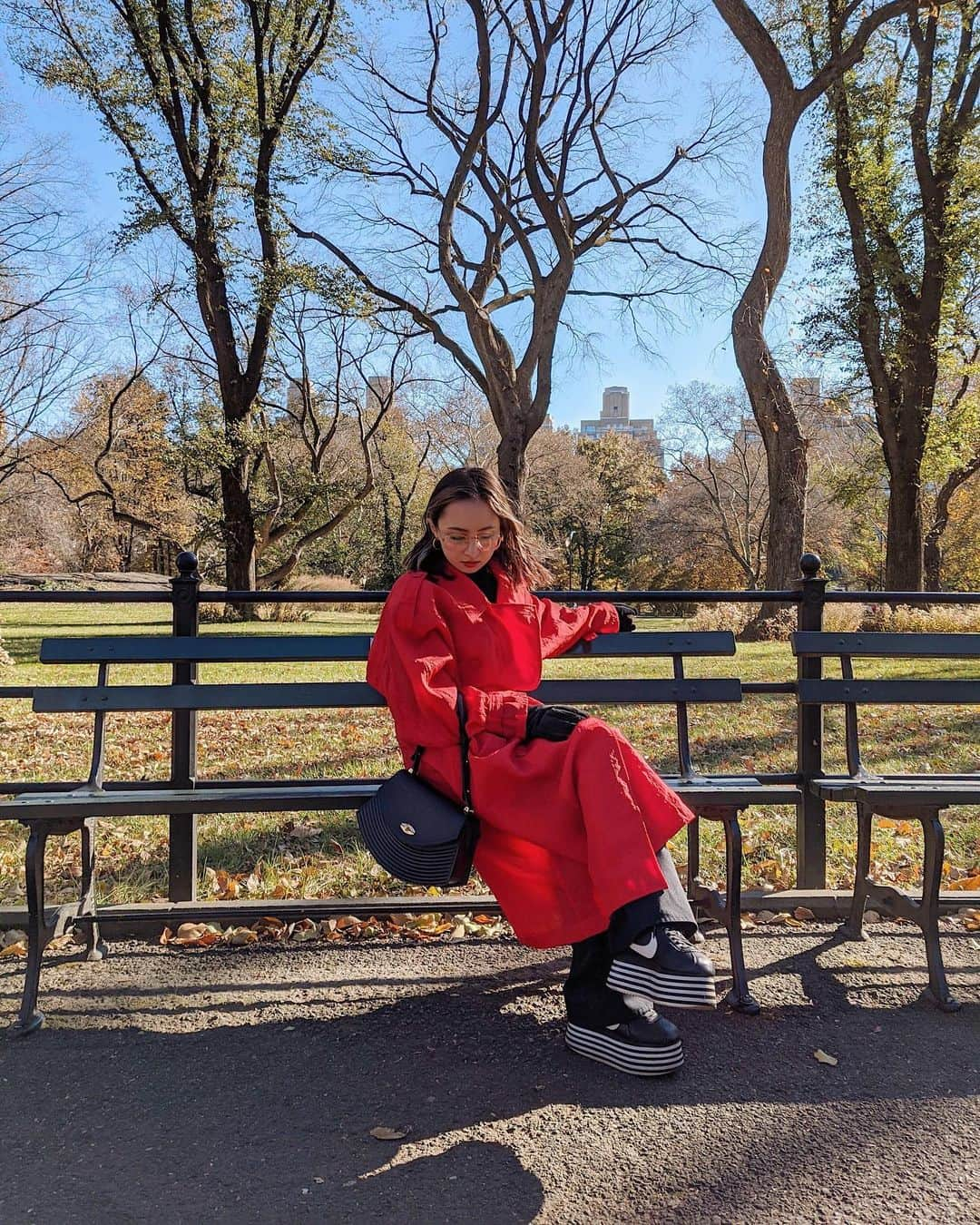 Julia Castroさんのインスタグラム写真 - (Julia CastroInstagram)「今回の旅先はNewYork❤️ 前回は2泊3日だけど時間なくて色んな場所を回れなかったので今回はしっかりとNYを満喫してきました。 暖かそうに見えるでしょ？ めちゃくちゃ寒いんだよ😬 今回のNYからGooglePixelを使って写真撮ってるんだけど超絶綺麗だから写真沢山載せていくね！ 動画はまーだまだ続くのでお楽しみに。 ワクワクして見てくれたら嬉しいな🍕 . #NY #newyorkcity #newyork #centralpark #autumn #winter #fall #fashion #ootd #outfit #outfitofthday #redfashion #style #pixelで撮影 #teampixel  #googleのスマホ  #秋服 #冬服 #ファッション #冬ファッション #赤コーデ #女子 #旅 #外国 #寒い #julifashion」11月20日 21時53分 - julia.c.0209