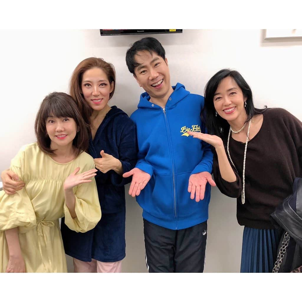 松本伊代さんのインスタグラム写真 - (松本伊代Instagram)「今日は優ちゃんと川平慈英さん、藤井隆さん出演のミュージカル「ビッグ・フィッシュ」を観劇してきました👀 川平慈英さん、藤井隆さん、JKimさん、そして観覧にいらしてた博多華丸さんとも📸  #ビッグフィッシュ #とても素敵なお話しでした #自然と涙が出てきてしまう #皆さんの早替わりにもびっくりand感動 #全てに感動 #華丸さんもいらしていて舞台後の2ショットにも感動 #どっちがどっちだ？ #もう一度見たいな #川平慈英さん凄い #皆さん本当に凄い #藤井隆　さん #川平慈英　さん #JKim さん #博多華丸　さん #早見優　ちゃん」11月20日 21時54分 - iyo14_official