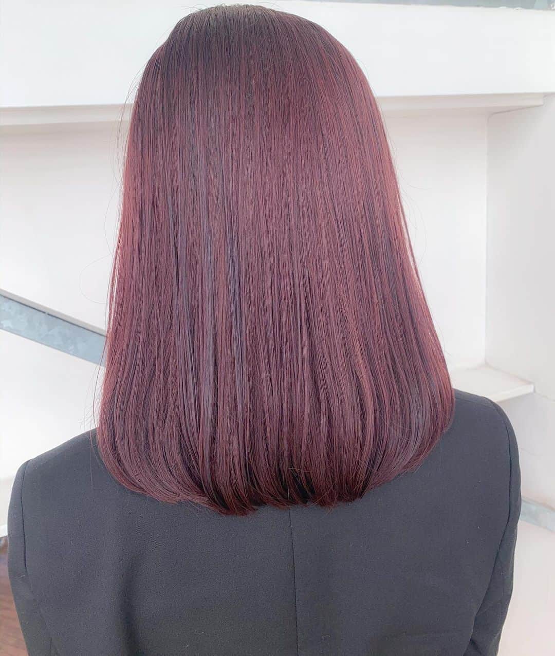 SHIMA原宿さんのインスタグラム写真 - (SHIMA原宿Instagram)「. こんにちは💭 Jr.stylistの宮内香澄です💜 @kasum1n1201 . 人気のショコラピンク🧸🍫﻿ ﻿. ﻿. こちらはブリーチなしです✨﻿ ﻿. もともとの髪の毛が明るい方は﻿ ワンカラーでできます❣️﻿ もともと髪の毛が暗い方は﻿ ダブルケアカラーがおすすめです✨ ﻿ ﻿. ピンクとラベンダーを配合しています🐻💕﻿ 6トーンぐらいの柔らかいピンク﻿ ガーリーなファッションに合います✨✨﻿ ﻿. ﻿. Jr.stylistの為 20%OFFの﻿ 料金でお受けしております💭﻿ . . ご予約はホットペッパーよりお待ちしてます🧸❣️ . . . . #SHIMA#shimaharajuku #ショコラピンク #ピンクカラー#ブリーチなし#ピンクヘア #ミディアムヘア #ケアカラー#ガーリー #女子大生#秋カラー#美容室#ピンク .」11月20日 21時55分 - shima_harajuku_hair