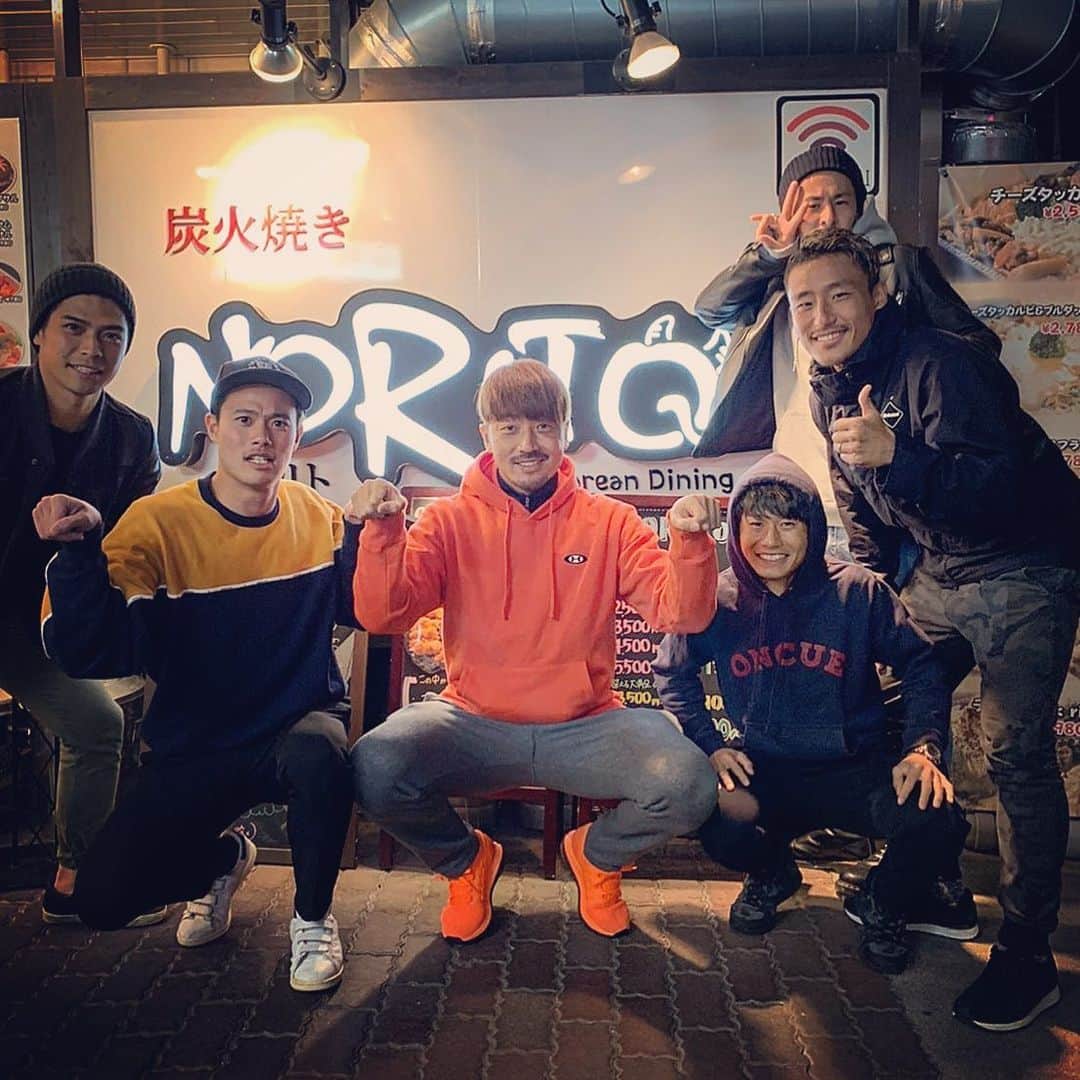 村山智彦のインスタグラム：「ㅤㅤㅤㅤㅤㅤㅤㅤㅤㅤㅤㅤㅤ それぞれの立場。 それぞれの役割。 みんなで頑張ろう。 自分とみんなの未来のために。 ㅤㅤㅤㅤㅤㅤㅤㅤㅤㅤㅤㅤㅤ  #漢会の予定だったのに #ヒロくんご馳走様でした #すんません #メロ被りすぎ #俺ほとんど写ってない #干そうかな笑 #ヒロくんの野球選手感 #太郎は恥ずかしめにあう #ヤマトは肉食ったから大丈夫 #米は松本の冬ナメてる服装ミス #みんなで闘おうよ #やるしかねぇよ山雅」