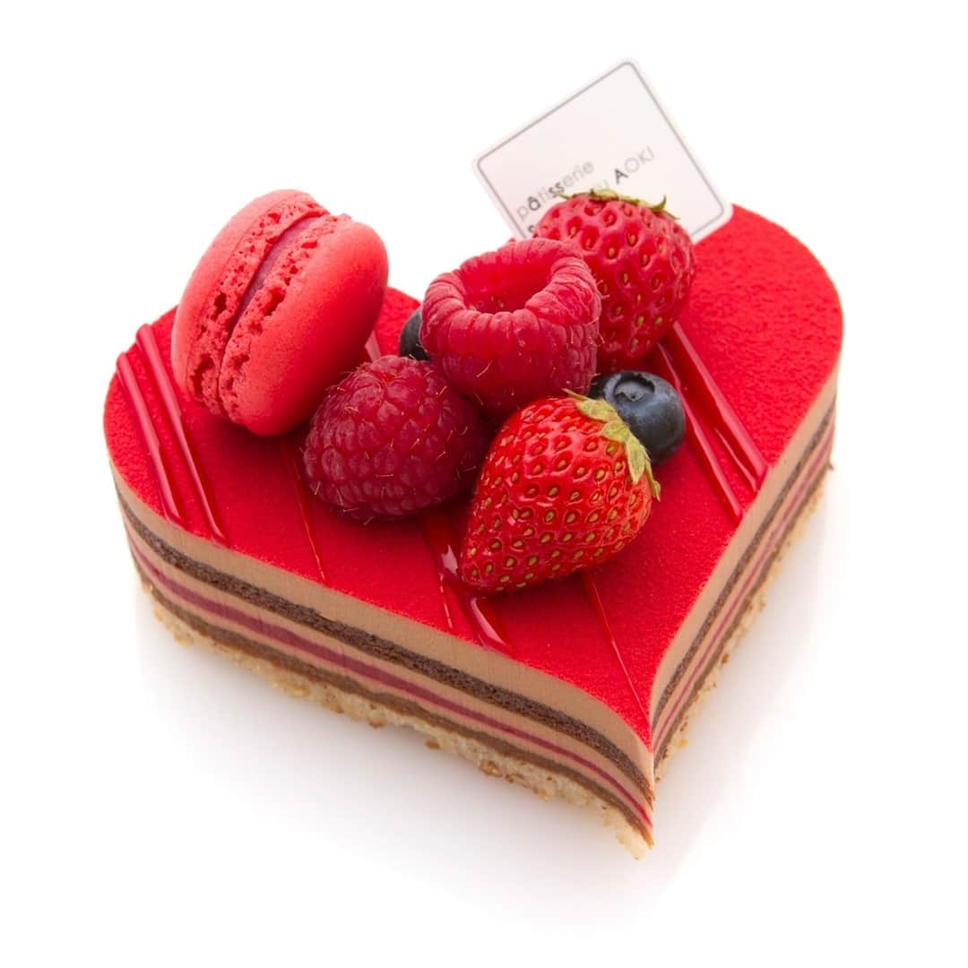 pâtisserie Sadaharu AOKI parisさんのインスタグラム写真 - (pâtisserie Sadaharu AOKI parisInstagram)「いい夫婦の日にハートのケーキをどうぞ . 11月22日は「いい夫婦」の日です。サダハルアオキでは毎年ご好評のハートのケーキ「センシュエル クール」を今年も販売！ . ミルクチョコレートの濃密な味わいと、さわやかなフランボワーズのおいしさを閉じ込めた華やかなケーキです。アオキのケーキとともに、ご夫婦で素敵なひと時をお楽しみください！ . ※JR名古屋タカシマヤ店は一部ケーキの仕様が異なります。 . 【販売店舗】サダハルアオキ 全店舗（オンラインショップは除く） . 【販売期間】11月20日（水）　～　11月22日（金）まで ※JR名古屋タカシマヤ店は11月22日（金）のみの販売となります。 . #sadaharuaoki #サダハルアオキ #patisseriesadaharuaoki #パティスリーサダハルアオキパリ #デザート#デザート部 #インスタスイーツ#スイーツ部 #スイーツ巡り #スイーツテロ #インスタ映えスイーツ#大人スイーツ #ティータイム #コーヒーのお供#手土産 #差し入れ#フォトジェニックスイーツ #期間限定スイーツ #甘いもの大好き #センシュエルクール#ケーキ#いい夫婦の日 #ケーキ好き #ケーキ大好き #限定ケーキ #限定スイーツ #自分へのご褒美 #いちごスイーツ #フランボワーズ #今日は何の日」11月20日 22時00分 - sadaharuaoki_official