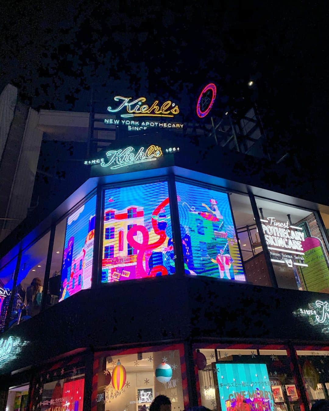 こままりえさんのインスタグラム写真 - (こままりえInstagram)「✴︎ Kiehl's TOKYO flag ship store🎉 . NY生まれのスキンケアブランド @kiehlsjp の初のフラッグシップストアが 本日渋谷にOPENしました❤️ 渋谷PARCOの向かいで めちゃくちゃ可愛くて目立つ👀✨ . アポセカリー(調剤薬局)をルーツとしていて 店内もそのイメージで作られているから 美容部員さんもみんな白衣✨ ワクワクするオシャレ空間です😊 . #UFCクリーム は 今までにもう何個使ってきただろうってくらい 沢山使ってきているけど #クリスマス限定 ver.が可愛すぎて またまたゲットしてしまった🤤🎄❤️ . 冬の乾燥対策に #ボディーバター も オススメしてもらったから それもおうちで使ってみようと思います✨ ・ ぜひ行ってみてね✨ ・ #キールズ #kiehls #pr #キールズTOKYOフラッグシップ #フラッグシップ #旗艦店 #スキンケア #乾燥対策 #乾燥肌 #美容液 #美容クリーム #美肌ケア #クリスマスコフレ #クリスマスコフレ2019 #キールズホリデイ2019 #クリスマス #クリスマスツリー #肌ケア#アポセカリー #調剤薬局 #コスメ好きさんと繋がりたい #美容好き #美容好きな人と繋がりたい 􏰇􏱪􏱾􏰴􏰐􏱍􏱕􏰿􏰲􏰺􏰥􏰸#渋谷」11月20日 22時00分 - komamarie