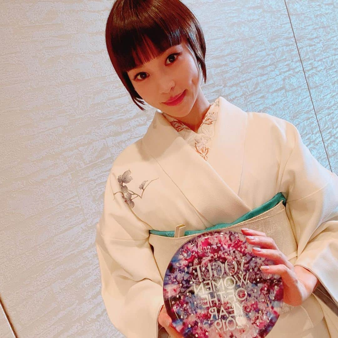 清川あさみさんのインスタグラム写真 - (清川あさみInstagram)「今日は作り手として登壇させて頂きました🏆🌸 トロフィーは持ち帰って下さった皆さまがずっと見ていられますように、土台まで拘り制作してます✨華やかな皆さんにあわせあえて白いお着物で。また舞台裏後ほどアップします💕皆美しかったです✨ #沢山のレイヤーのある深みのある女性へ　#輝く人に似合いますように✨ @voguejapan #20周年#voguewomanoftheyear #記念する時」11月20日 22時00分 - asami_kiyokawa