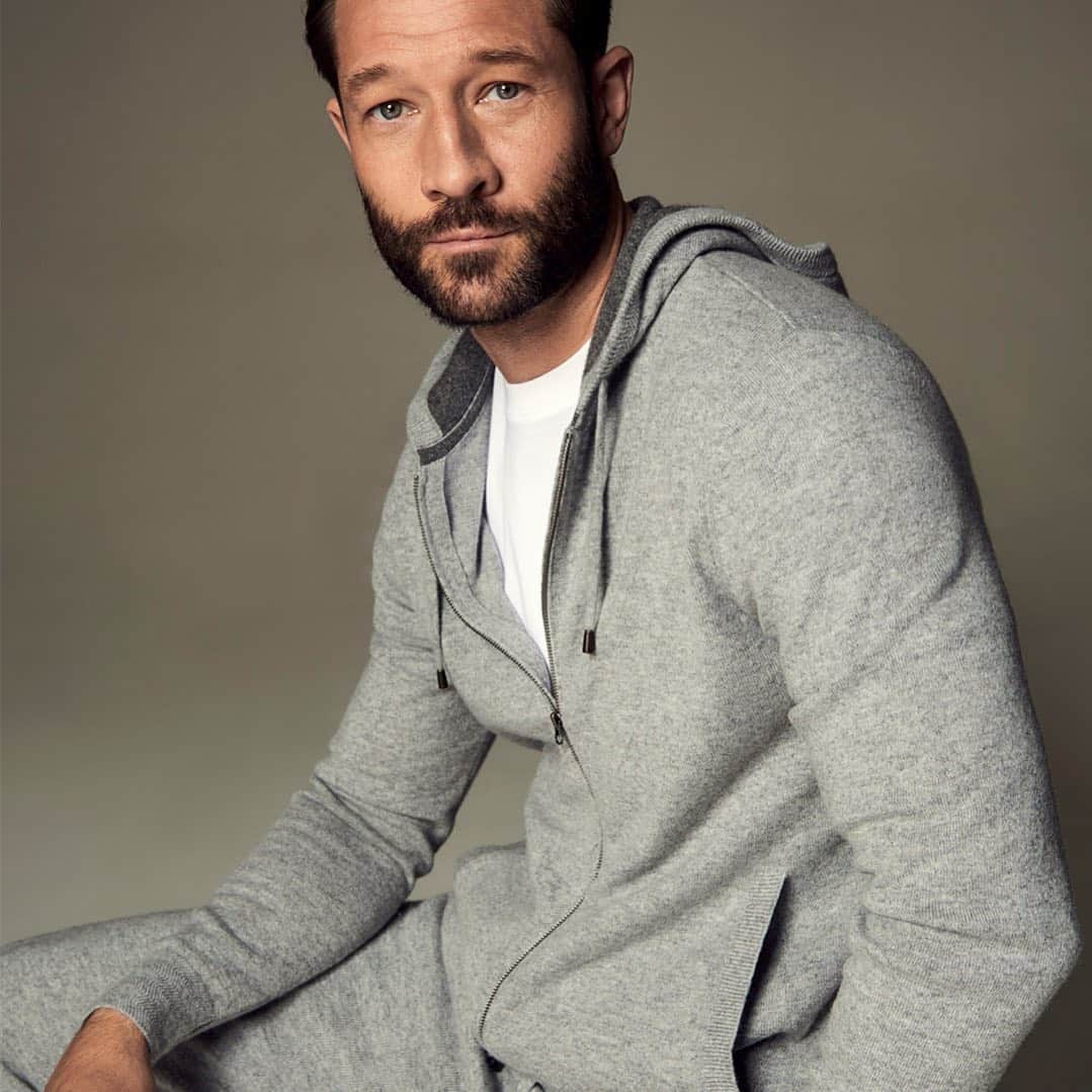 のインスタグラム：「Our limited edition pure cashmere lounge pieces are the ultimate in indulgence and make for an ultra-comfortable staple. Tap to shop. #jaegerstyle #cashmere #menswear」