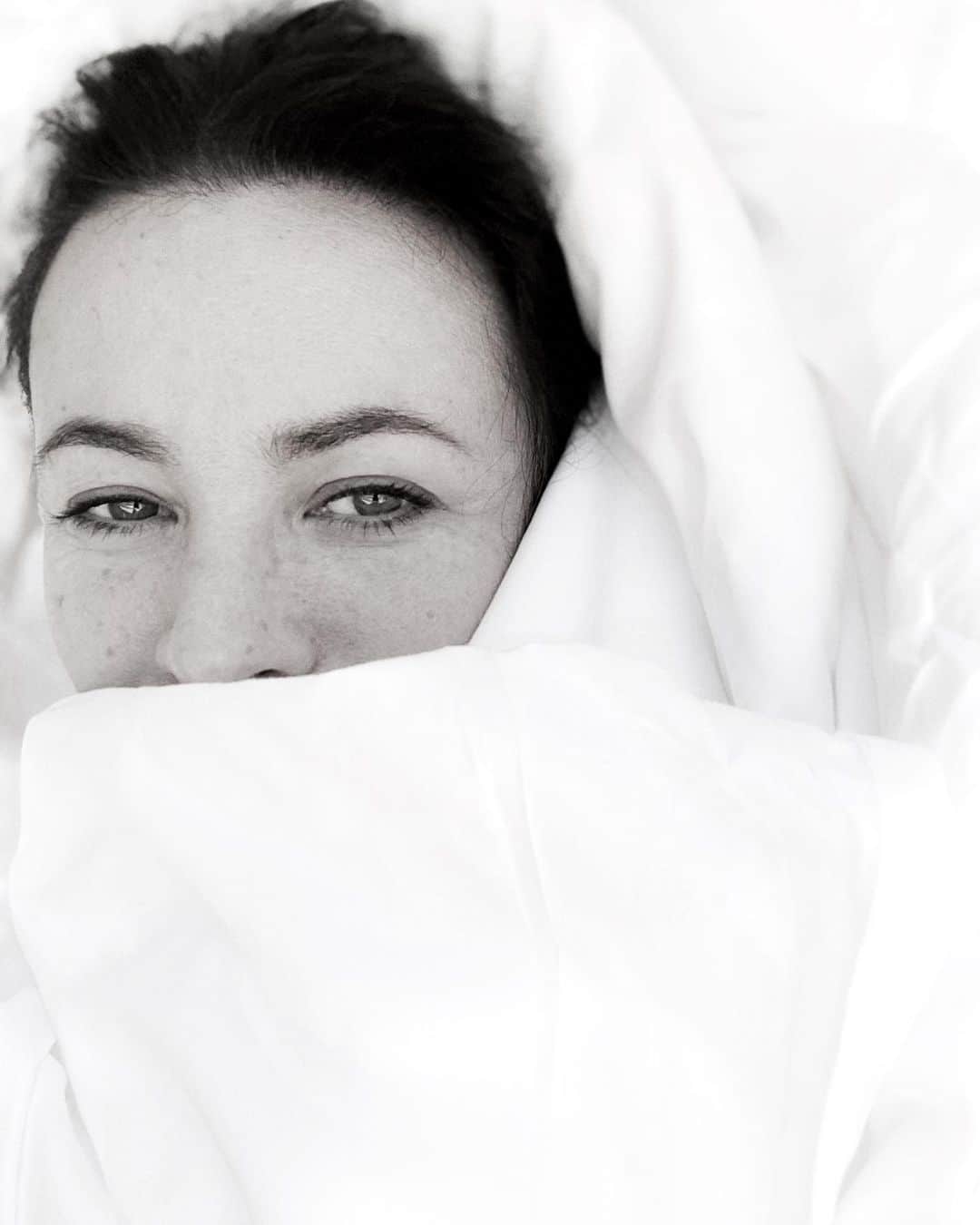 ギャランス・ドレのインスタグラム：「Hi!!! Yeah! From bed. . . Em and I found the secret to life when it comes to flying towards Europe and it’s the bloody day flight!!! .  You know how usually you leave in the evening after a full day and then you get traffic on the way to the airport and then you spend a weird 4h night sleeping amongst snoring strangers and then you hit the morning traffic on the way to town and then you try to take a shower and pretend like you’re alive for the rest of the day, which you’re not, let’s be honest you’re total return of the walking dead 🧟‍♀️ and then no matter how much melatonin and caffeine you pump in your system it takes you a week to adjust and recuperate? . I know, probably one of the worst of the first world problems. . Well we solved it. .  For some reason we booked a day flight, knowing very well we would lose an entire day (we left at 8am and arrived at 8pm) and that I’d tell myself I’d work but would end up watching Animal Kingdom - Em pretended the WiFi wasn’t working in order to justify her laziness which totally wasn’t true since I was using it but hey we all find our own excuses (I didn’t have one, I’m just lazy and I wanna what shady stuff Smurf will do next). . Anyway so we booked a day flight, did absolutely nothing the whole time, and arrived in London, no traffic, straight into our beds for a long night, and since then, we’ve been on fire. . No return of the walking dead for us. No jet lag, just a tiny yawn around 3pm. . Anyway I thought it was a very important health message 😂 - I stopped doing the awful LA - NYC red eye a while back (this one is the worstest) but now I know my plan for Europe. . . . Sleep + rest = mental health, and mental health is everything.  And I joke about it, but I’m actually super serious about it. So that’s it! Let’s go to bed. Let’s lose a day when necessary, so we can live the ones after, fully.」