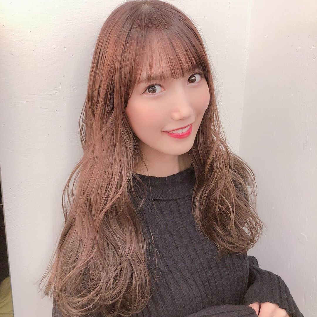 のインスタグラム：「8周年前に髪色最強かわいく してもらって来た😊💕 . ずっとラベンダー系だったけど 今回は王道のベージュ系✨ . 可愛すぎる💘💘 . #ootd #haircolor #hairarrange  #ヘアカラー #ベージュカラー  #巻き髪 #ハイライトカラー #前髪 @chanonbabyboy」