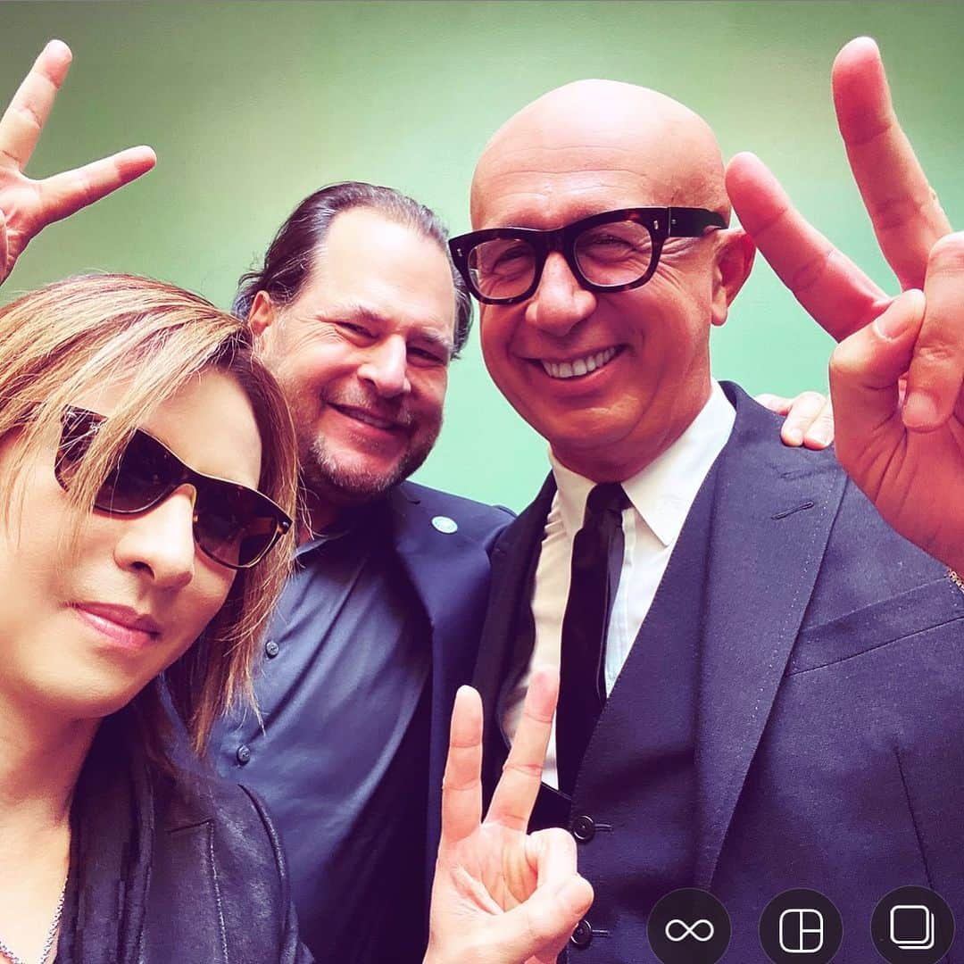 YOSHIKIさんのインスタグラム写真 - (YOSHIKIInstagram)「I flew to SF from Tokyo today. I think I’ll celebrate my birthday here later. So nice to be here with amazing friends, amazing people! #MarcBenioff #MarcoBizzarri #GuyOseary at #dreamforce  @salesforce @gucci @guyoseary  今日、日本からサンフランシスコに到着。 そして誕生日をむかえるよー！」11月20日 22時16分 - yoshikiofficial