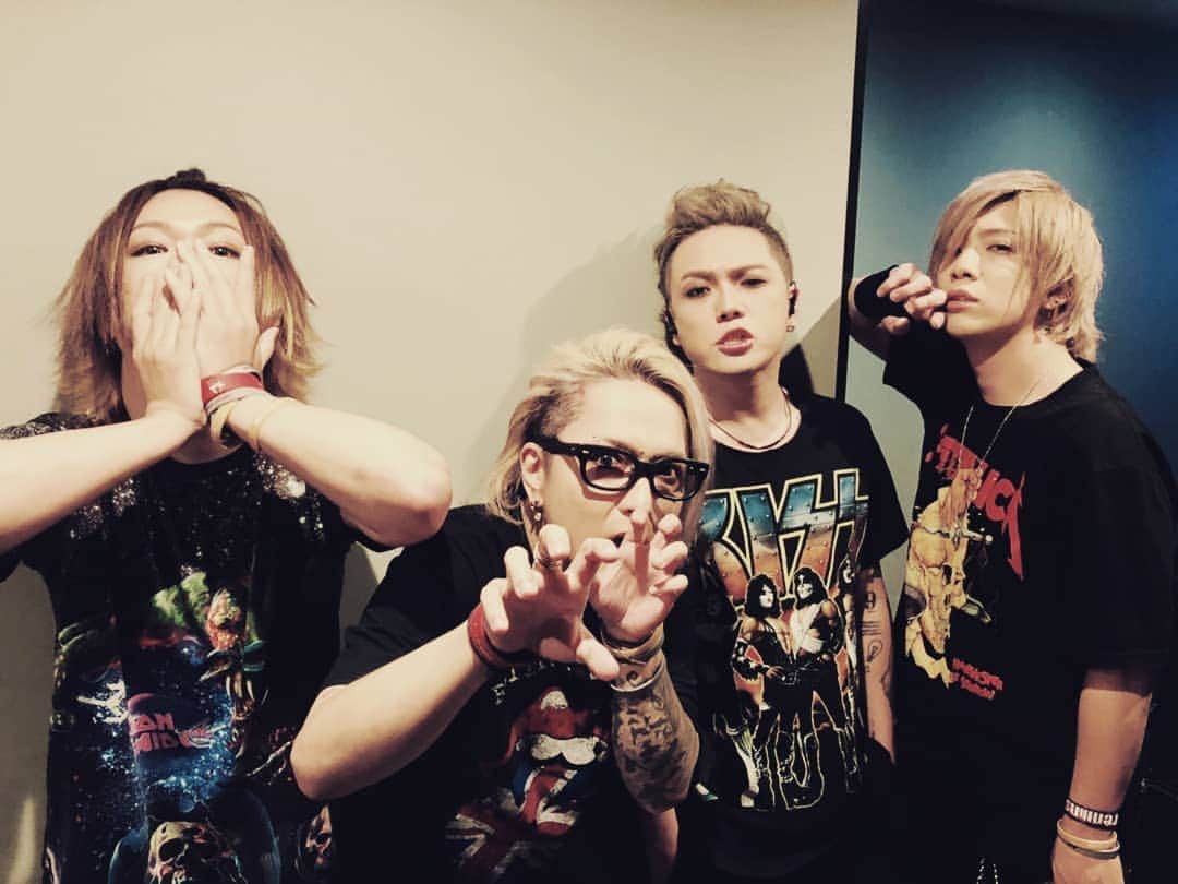 Chiyu のインスタグラム：「gremlins×首振りDolls  個人的にトラブルだらけでしたがすごいいい化学変化が起きたんじゃないかなと思います♪ 俺もソロ3ピース編成だから3ピースだけ集まってライブ出来たら面白いなと思ってみたり( ￣▽￣) ご来場の皆様お疲れ様でした！ 明日はワンマン楽しみましょ♪  #首振りDolls #gremlins #青山」