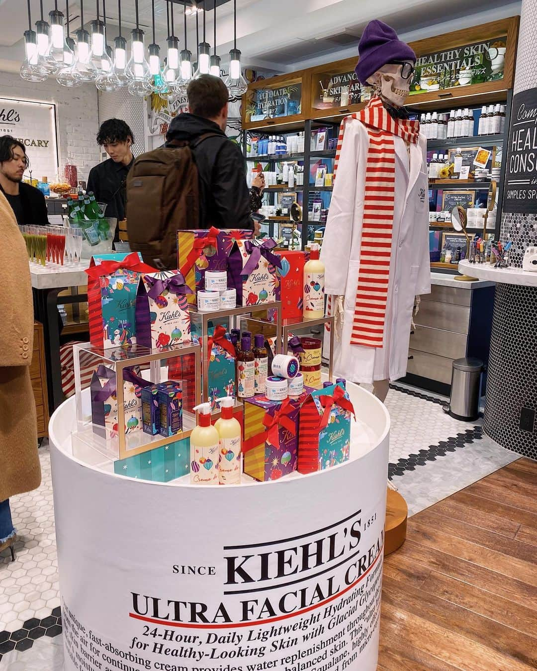 又来綾さんのインスタグラム写真 - (又来綾Instagram)「昨日は渋谷にできた @kiehls のフラッグシップストアへ🛁 とても素敵で可愛い店内で一足お先にクリスマス気分を味わえた🎄 可愛いボトルのオーナメントも飾らせてもらっちゃった🦋 ナチュラルな香りと付け心地で大好きな @kiehlsjp 🍃 . . . #kiehls #stellaviana #fashion #outfit #ootd #make #motd #makeup #love #girl #happy #instagood #instadaily #instafashion #pic #秋コーデ #大人カジュアル #シンプルコーデ  #大人ファッション #キレイめコーデ #キールズ」11月20日 22時11分 - matarai_aya