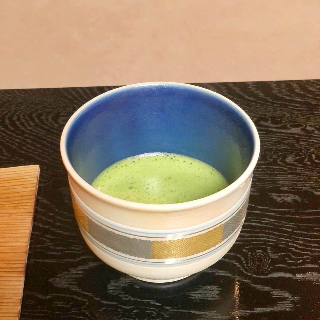 鈴木雅仁さんのインスタグラム写真 - (鈴木雅仁Instagram)「CrossFitとアイスホッケー繋がりもあり、 茶道を初体験！ #matcha #chado  素晴らしい日本文化です。 和菓子の餡子と抹茶の相性が最高でした。 歴史と伝統のある、本物の抹茶は今迄飲んだことの無い美味しさでした。  そして、アイスホッケースティックの茶杓！！ 粋な計らい！！ アスリートとして、ラクロス元日本代表であり、現役でも活躍し、スポーツと日本文化を継承している事を本当に尊敬しています。  外国人の友人が来た時は絶対体験してもらいたい素晴らしい場所です。 そして、日本人にも茶道の素晴らしさを知ってもらいたいです！  repost @kobori.sosho via @PhotoAroundApp  初使いのホッケー茶杓🏒は アジア最高峰のアイスホッケーリーグであるアジアリーグでプレーし、現在はRedBull Crashed Ice アイスクロスダウンヒルに挑戦中の鈴木雅仁さんへの一服。  鈴木さんは 築地果汁創作所 @tsukijikajuu  果汁を、あたらしく、おもしろく！ ハヤシフルーツの新鮮な野菜とフルーツのコールドプレスジュースなどを表参道の Commune3rdに出店！  初めて飲んだら美味しい！ 毎日飲んだらヘルシー！  #築地果汁創作所 #鈴木雅仁#crossfit #本日は違うbox#茶室#茶道#コールドプレスジュース#抹茶#表参道#ヘルシー #anyanghalla#redbullicecross」11月20日 22時12分 - suzuki_masahito