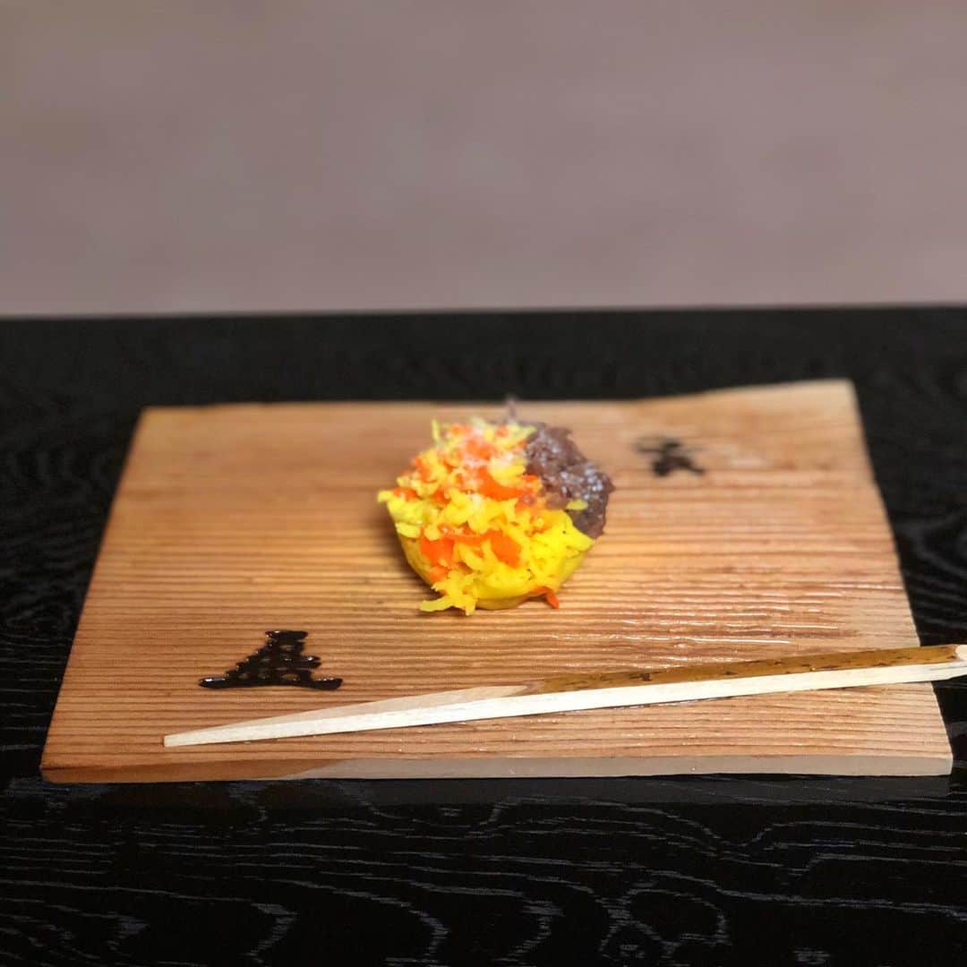 鈴木雅仁さんのインスタグラム写真 - (鈴木雅仁Instagram)「CrossFitとアイスホッケー繋がりもあり、 茶道を初体験！ #matcha #chado  素晴らしい日本文化です。 和菓子の餡子と抹茶の相性が最高でした。 歴史と伝統のある、本物の抹茶は今迄飲んだことの無い美味しさでした。  そして、アイスホッケースティックの茶杓！！ 粋な計らい！！ アスリートとして、ラクロス元日本代表であり、現役でも活躍し、スポーツと日本文化を継承している事を本当に尊敬しています。  外国人の友人が来た時は絶対体験してもらいたい素晴らしい場所です。 そして、日本人にも茶道の素晴らしさを知ってもらいたいです！  repost @kobori.sosho via @PhotoAroundApp  初使いのホッケー茶杓🏒は アジア最高峰のアイスホッケーリーグであるアジアリーグでプレーし、現在はRedBull Crashed Ice アイスクロスダウンヒルに挑戦中の鈴木雅仁さんへの一服。  鈴木さんは 築地果汁創作所 @tsukijikajuu  果汁を、あたらしく、おもしろく！ ハヤシフルーツの新鮮な野菜とフルーツのコールドプレスジュースなどを表参道の Commune3rdに出店！  初めて飲んだら美味しい！ 毎日飲んだらヘルシー！  #築地果汁創作所 #鈴木雅仁#crossfit #本日は違うbox#茶室#茶道#コールドプレスジュース#抹茶#表参道#ヘルシー #anyanghalla#redbullicecross」11月20日 22時12分 - suzuki_masahito