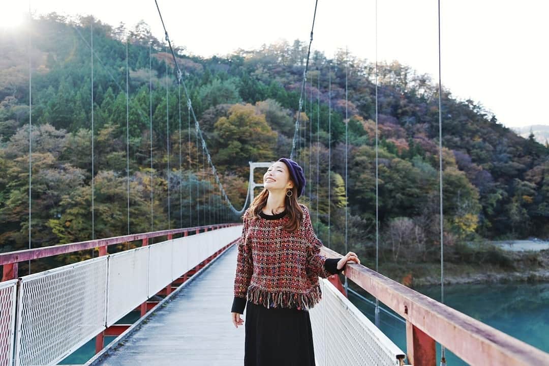 のインスタグラム：「日曜日に参加した 【飯田線秘境駅号】の体験レポートが、日刊ケリーにアップされました⤴️⤴️ 秘境駅の旅ですばらしく盛れた、映え映え写真をお届けします🍁 #紅葉 秘境駅スゴすぎた、、！ そして、、ケリー編集部さまの仕事の早さにびっくり！😂 みなさま詳しい内容は 🔽日刊ケリー🔽 をご覧ください *  #Repost @kelly_nagoya • • • • • • 非日常を体験！急行「飯田線秘境駅号」🚃﻿ 彦坂まなみさん @ma7am1 が体験レポート📝✨﻿ ﻿ 駅周辺に人家や人の気配が感じられず、﻿ 鉄道以外で辿り着くことが難しい「秘境駅」🛤﻿ JR東海の飯田線は、秘境駅の宝庫👀❗️﻿ ﻿ ☑︎ 爽やかでフルーティーなシードル﻿ ☑︎ 幻のお茶と呼ばれる、中井侍のお茶﻿ ☑︎ 伝統工芸〝水引〟モチーフのピアス﻿ ﻿ など、飯田線秘境駅号ならではのお土産も🛍💓﻿ ﻿ 詳細は、日刊ケリーのトップからチェック👇﻿ ﻿ ______________________________﻿ ﻿ ナゴヤで、365日 楽しい毎日！﻿ @kelly_nagoya ﻿ ﻿ #長野 #PR #Shupo #visit_tokai #列車旅 #女子旅 #travel #japantravel #train #伊那路 #飯田線 #秘境駅 #飯田線秘境駅号 #japanesefood #シードル #長野 ﻿」