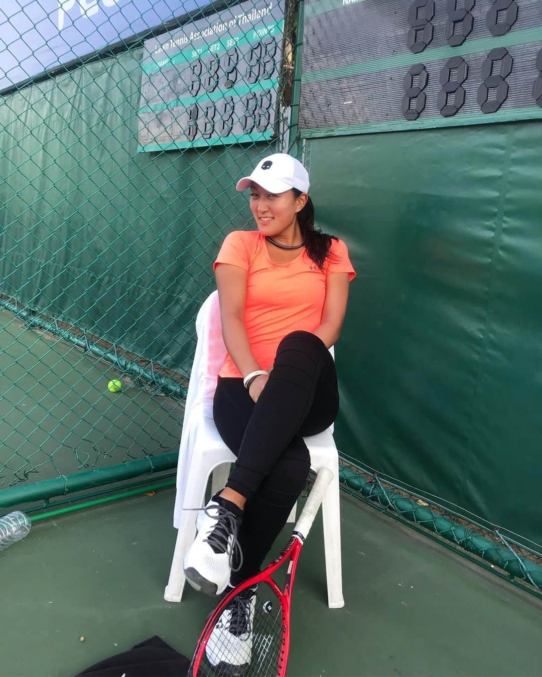 のインスタグラム：「Summer days in Thailand😏☀️🎾💨 11月終わりなのにこの暑さ🔥 #タイ 毎日暑すぎ〜 #ノンタブリー  #練習今日も楽しかった 😋 • • #テニス #トレーニング #アスリート #筋トレ #筋トレ女子 #スポーツ #tennis #sports #life #gym #training #fitness #fit #athlete #japanese #smile #tennisplayer #work #테니스 #연습 #훈련 #스포츠  #운동 #love」