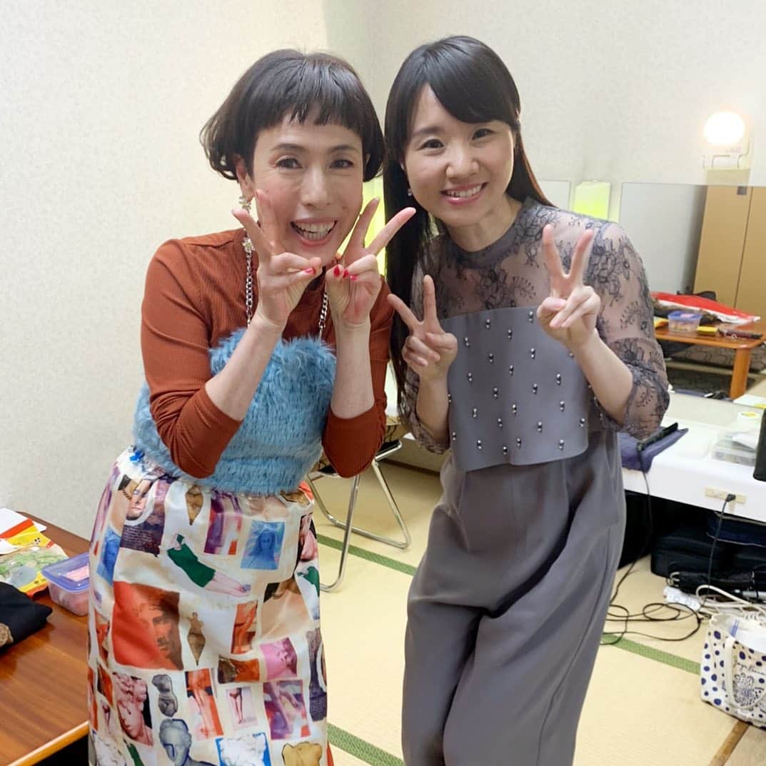 松岡みやびさんのインスタグラム写真 - (松岡みやびInstagram)「#久本雅美 #マチャミ さんと💕 61歳と45歳✌️ 独身チームがんばってきたよぉ〜♫ with Miss Masami Hisamoto, one of the most famous great comedienne, at a TV studio. She is 61 years old and so cute‼︎ ✴︎ 初登場で緊張💦してた私の隣で 3時間半の収録のあいだ ずーっと愛にあふれたツッコミで フォローしてくださり。 言葉に詰まったときには、 肩を抱いてくださったり。 カメラ回ってないときも あったかくて優しい言葉で たくさんたくさん 励ましてくださった マチャミ姉さん… 惚れました💕😭💕 #マチャミさん私服も部屋もおしゃれ　 #ダウンタウンDX #21日よる9時 #2時間スペシャル #20年以上続いてる人気番組 #制作スタッフの皆様のチームワークも一流ですばらしいっ👏　 @gracecontinental_official  #ハープ #ミヤビメソード #松岡みやび #音楽 #楽器 #心理カウンセラー #心理学 #アート #癒し #miyabimatsuoka #harp  #music #miyabimethod」11月20日 22時17分 - miyabi_matsuoka