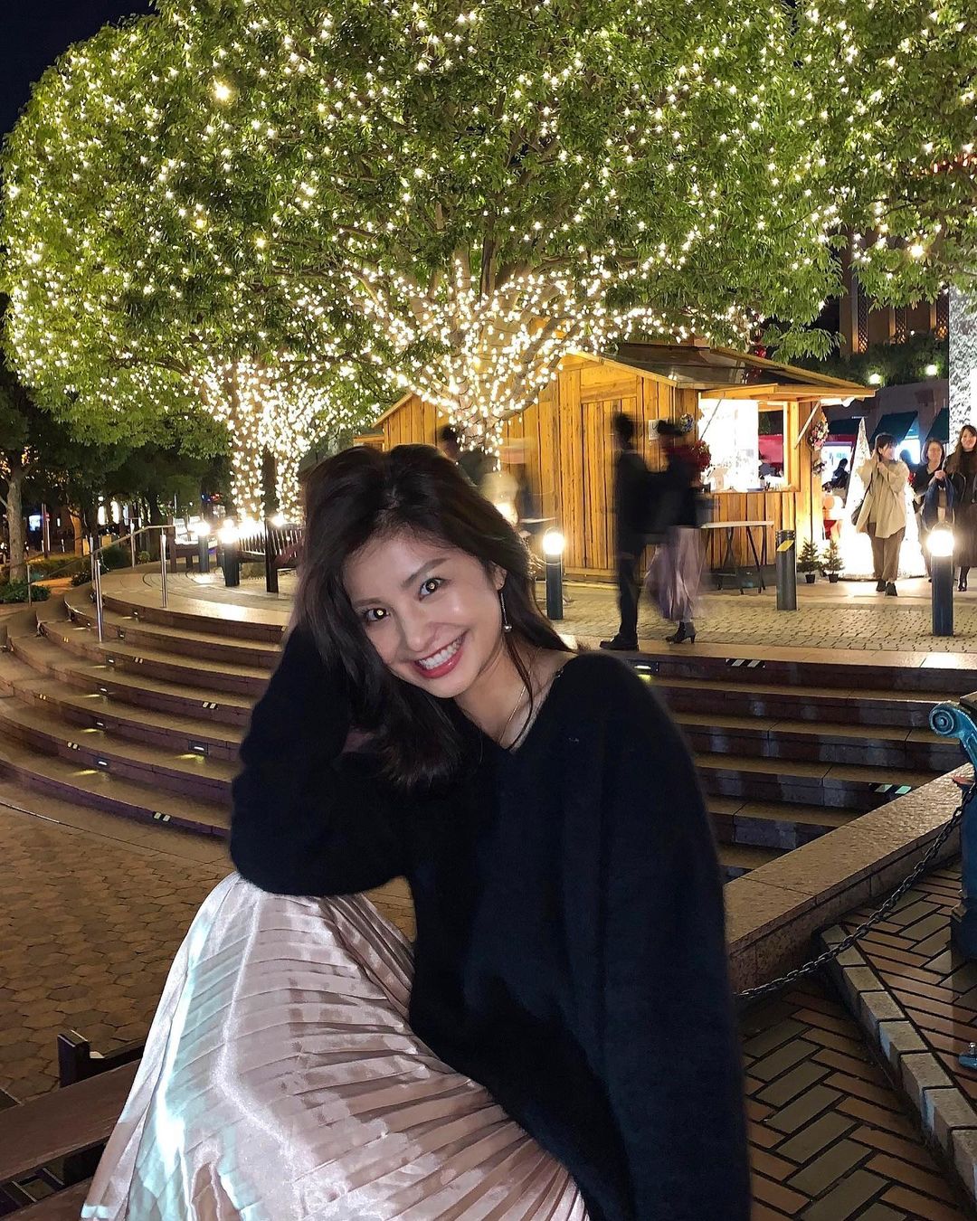 のインスタグラム：「、 ． ブラックのニットって 新しくていい感じ❤︎。 ． ． 親友とデートした時の🎞🌲 匂わせてみました。❤︎ ． ． ．  トーンを落としたくて　久しぶりに @takakazumiyazaki さん☆☆ カラーがいつもお得意でうれしいんだ〜〜☆」