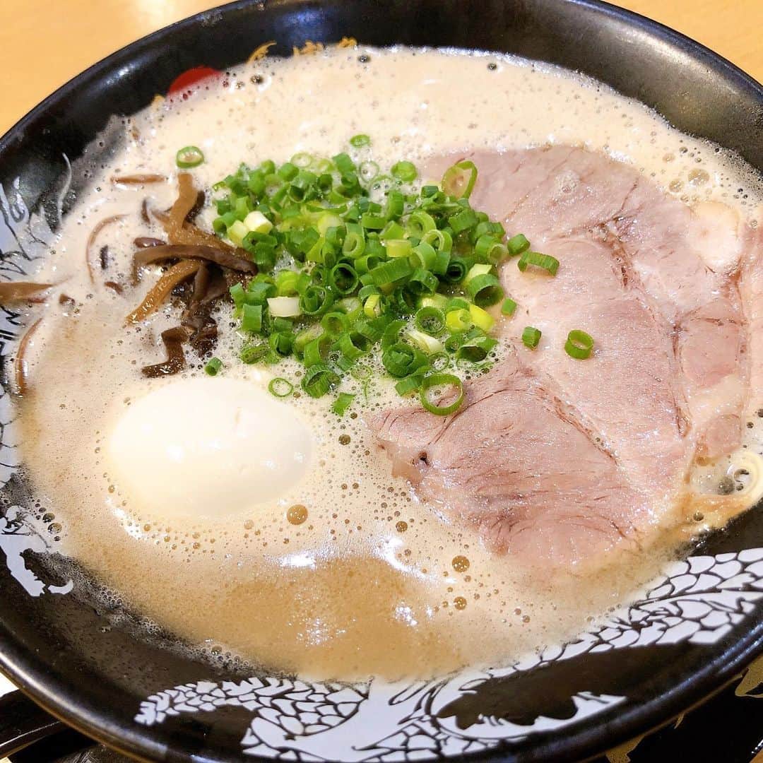 野々垣美希さんのインスタグラム写真 - (野々垣美希Instagram)「🍜 ラーメン久しぶりとか言ったけど 福岡で食べてたわ😀 推しと同じ物食べて同じように撮影までしてたわ😀 #博多ラーメン」11月20日 22時18分 - nonogakimiki