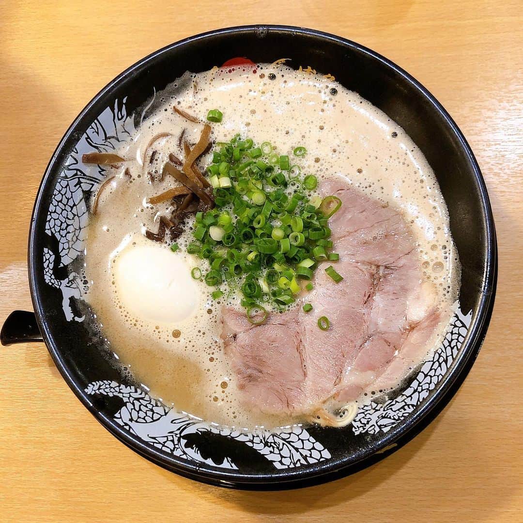 野々垣美希のインスタグラム：「🍜 ラーメン久しぶりとか言ったけど 福岡で食べてたわ😀 推しと同じ物食べて同じように撮影までしてたわ😀 #博多ラーメン」