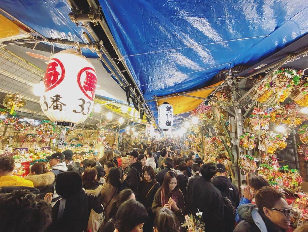 石川龍のインスタグラム：「恒例の酉の市。今年の新宿・花園神社は体感的には過去最高の人手&警備と誘導のオペが杜撰すぎて神社に入場するまでに1時間半かかりましたが、、。 この一年も家内安全・商売繁盛、友達みんな幸せに暮らせますように。 #酉の市」