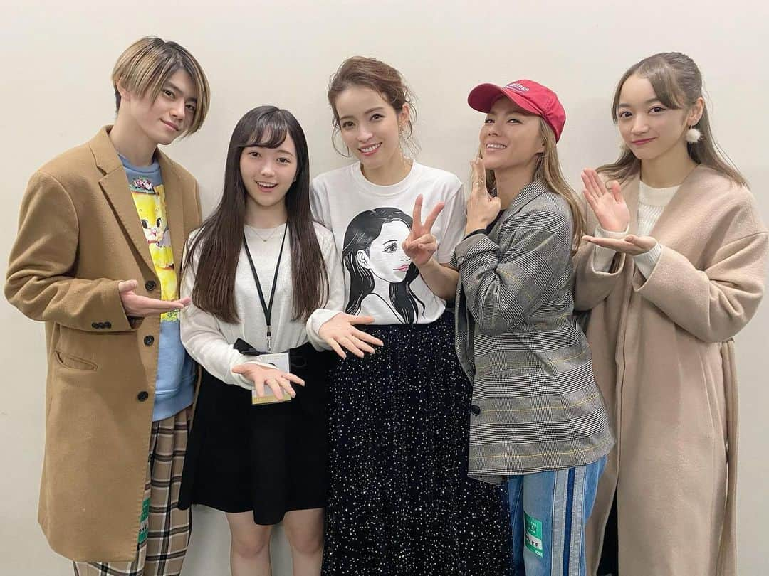 LINAさんのインスタグラム写真 - (LINAInstagram)「りなぴょんの premium concert vol.1を 見に行ってきました！ 今回のライブは 品川にあるグローリア教会が 会場になってて 神聖なる教会の雰囲気に 緊張をしていた私たちだったのか りなぴょんが 皆さん 息を潜めているようですが 大丈夫ですか？って、笑 客席に声をかけてくれたんだけど 私たちは 手拍子さえも忘れるくらい りなぴょんの歌声に 聴き惚れていたんだよ！って 大きな声で 叫びたかったくらいー りなぴょんの のびやかな歌声が 教会の雰囲気に凄くあってて マリア様のようで ホント素敵だったー！ トークはね 自然体すぎて ライブならではの ハプニングもあったけど りなぴょんの 可愛らしさ満載だったので 許します、笑 残り４公演ファイト！！ #MAX#LINA #知念里奈 #live #teamrising @rinachan29」11月20日 22時27分 - xxlina_now