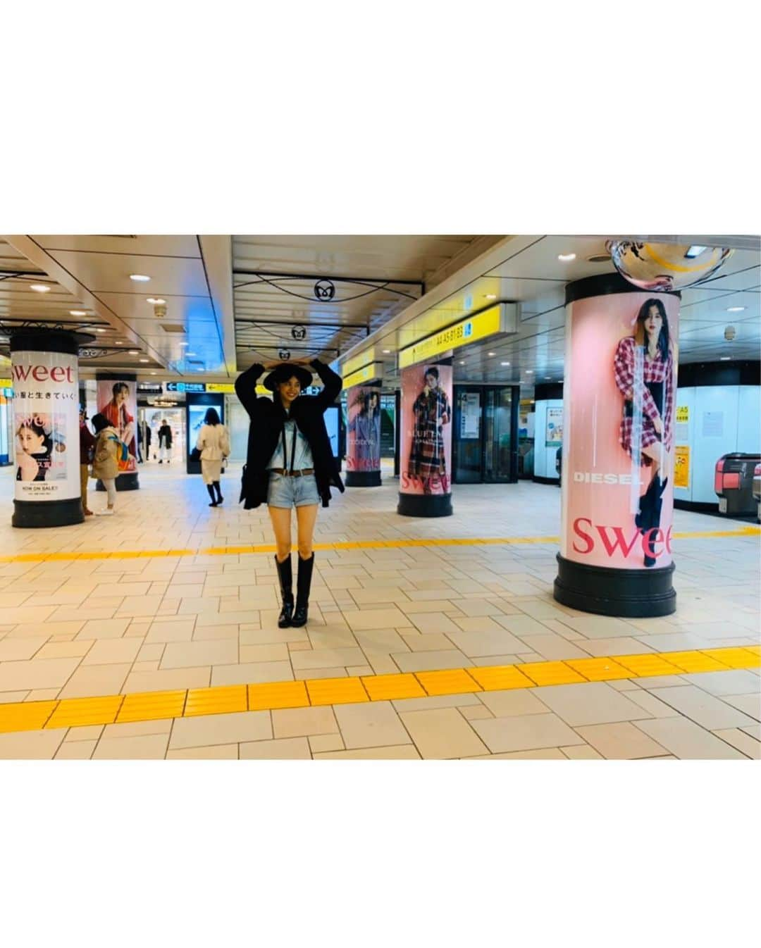 E-girlsさんのインスタグラム写真 - (E-girlsInstagram)「表参道駅がsweetで﻿ ジャックされてます👀‼️‼️﻿ ﻿ ﻿ 佐藤晴美と佐藤栞里さんが﻿ こんな感じでいますよ♥️﻿ ﻿ ﻿ 今日は直接見に行って﻿ お写真撮ってきましたーっ😏✨✨﻿ ﻿ 皆さんも是非、﻿ 直接見に行ってみてくださいね！﻿ ﻿ ⚠️24日までです(^^)‼️‼️﻿ ﻿ #sweet﻿ #omotesando﻿ #sweetジャック﻿ #佐藤晴美﻿ #佐藤栞里」11月20日 22時30分 - e_girls_official_