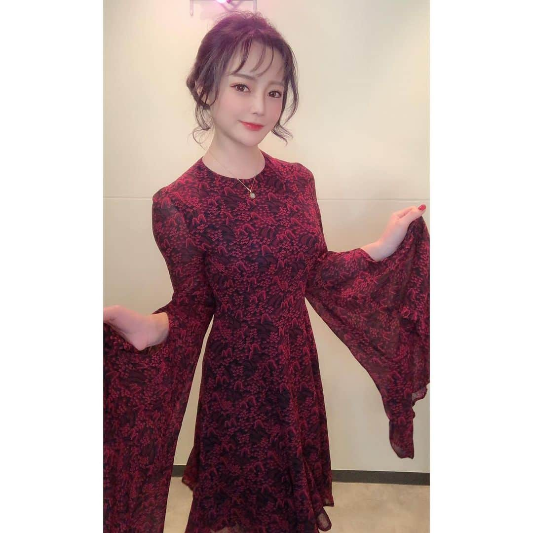 エリナさんのインスタグラム写真 - (エリナInstagram)「얼마전에 친구 결혼식 때 입은 드레스👗  패션 디자이너 유미 카쯔라 상 옷은 진짜 고급스럽고 몸 라인이 이쁘게 보여요❤️!! 그리고 드레스에 맞게 머리 해주신 내 친구 수호~!!고마워요~!!!! 友達の結婚式で着たファッションデザイナー桂由美さんのドレス✨ 高級感のある和柄で袖がきもの風になっていて身体のラインが綺麗に見えます☺️ こんな可愛いドレスが着れて光栄✨ドレスに合わせてヘアセットしてくれたスホありがとう💕 @yumikatsura_  #드레스#桂由美#桂由美ドレス #ドレス#dress #和柄#結婚式#結婚式コーデ #hair#hairstyle #dressup #fashion #yumikatsura #instagood #instafood #instalike #結婚式ヘアアレンジ #gunhee_tokyo」11月20日 22時31分 - erina_hrn