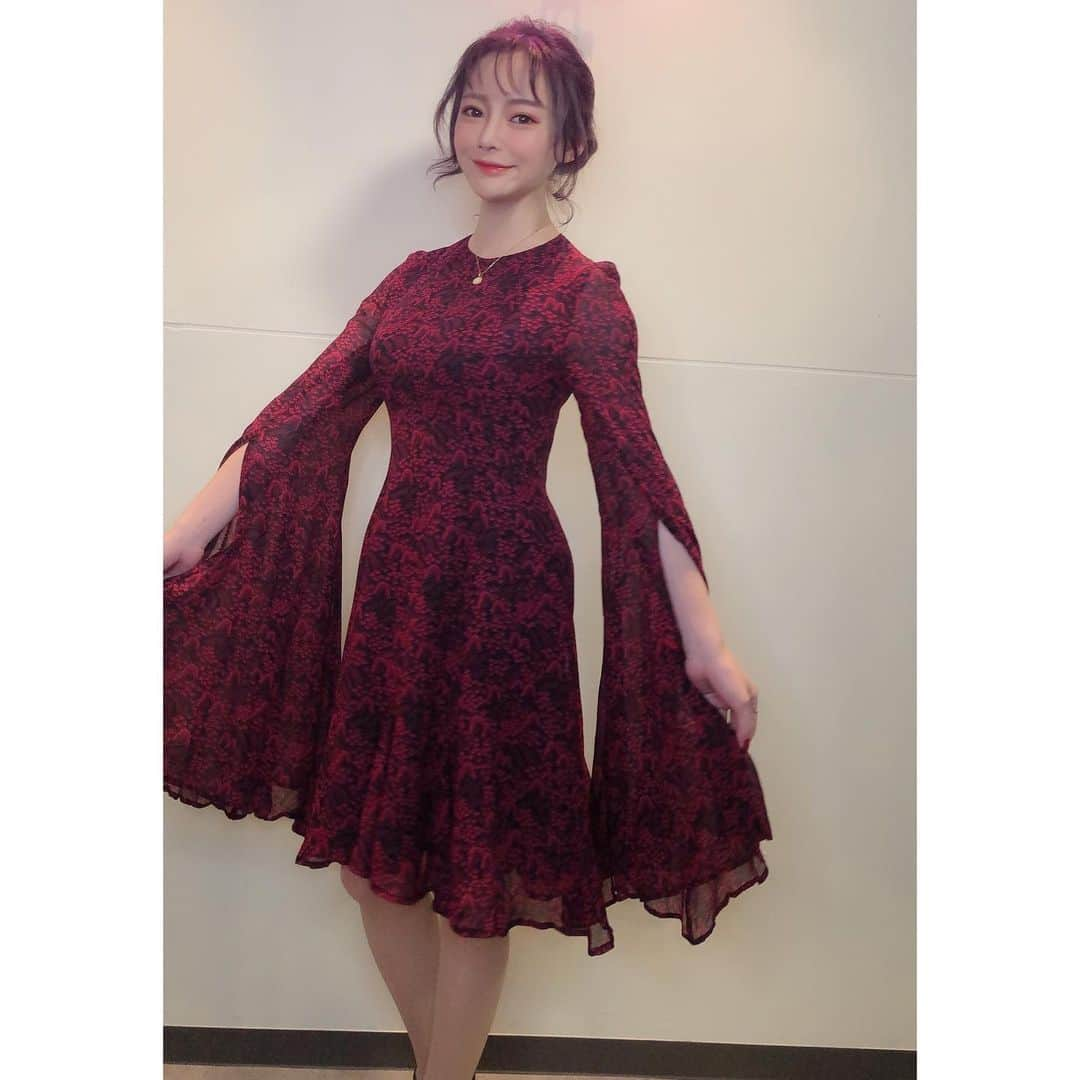 エリナさんのインスタグラム写真 - (エリナInstagram)「얼마전에 친구 결혼식 때 입은 드레스👗  패션 디자이너 유미 카쯔라 상 옷은 진짜 고급스럽고 몸 라인이 이쁘게 보여요❤️!! 그리고 드레스에 맞게 머리 해주신 내 친구 수호~!!고마워요~!!!! 友達の結婚式で着たファッションデザイナー桂由美さんのドレス✨ 高級感のある和柄で袖がきもの風になっていて身体のラインが綺麗に見えます☺️ こんな可愛いドレスが着れて光栄✨ドレスに合わせてヘアセットしてくれたスホありがとう💕 @yumikatsura_  #드레스#桂由美#桂由美ドレス #ドレス#dress #和柄#結婚式#結婚式コーデ #hair#hairstyle #dressup #fashion #yumikatsura #instagood #instafood #instalike #結婚式ヘアアレンジ #gunhee_tokyo」11月20日 22時31分 - erina_hrn