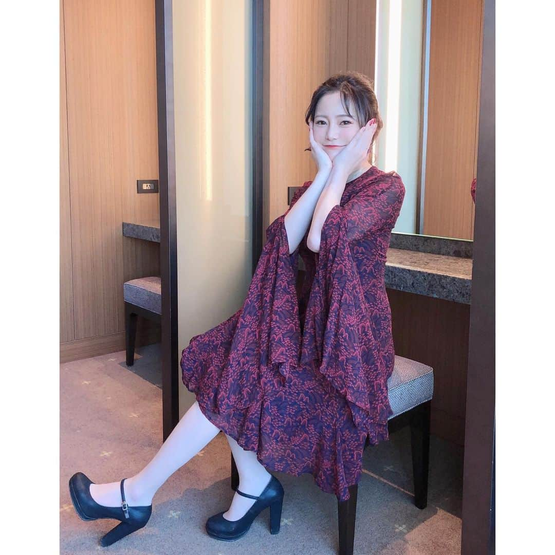 エリナさんのインスタグラム写真 - (エリナInstagram)「얼마전에 친구 결혼식 때 입은 드레스👗  패션 디자이너 유미 카쯔라 상 옷은 진짜 고급스럽고 몸 라인이 이쁘게 보여요❤️!! 그리고 드레스에 맞게 머리 해주신 내 친구 수호~!!고마워요~!!!! 友達の結婚式で着たファッションデザイナー桂由美さんのドレス✨ 高級感のある和柄で袖がきもの風になっていて身体のラインが綺麗に見えます☺️ こんな可愛いドレスが着れて光栄✨ドレスに合わせてヘアセットしてくれたスホありがとう💕 @yumikatsura_  #드레스#桂由美#桂由美ドレス #ドレス#dress #和柄#結婚式#結婚式コーデ #hair#hairstyle #dressup #fashion #yumikatsura #instagood #instafood #instalike #結婚式ヘアアレンジ #gunhee_tokyo」11月20日 22時31分 - erina_hrn