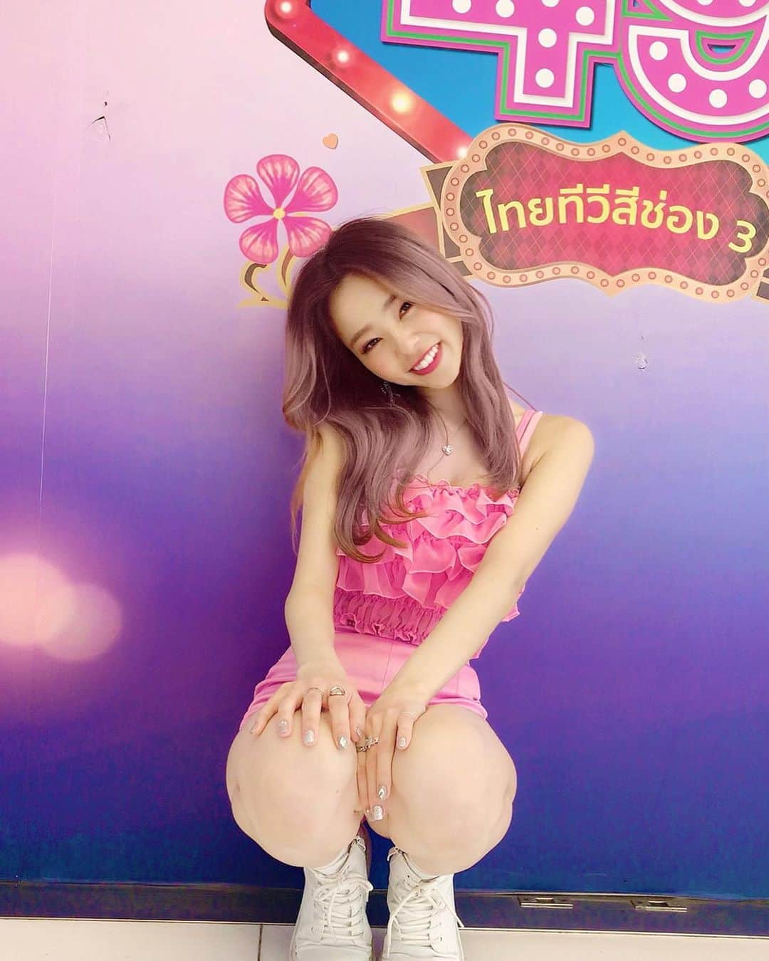 川村真洋さんのインスタグラム写真 - (川村真洋Instagram)「お仕事でタイにいます💖　ピンクの衣装.. ロングスカートからのショートパンツ🤔 新しいRottyを日本のファンの皆様にもお届けしていきます☺️hehe... In Thailand 💖 Today is pink clothes.. Thank you for a happy day✨.. #MAHIRO #真洋 #마히로 #ZPOP #ZGIRLS #ZSTARS#タイ」11月20日 22時36分 - mahiro_kawamura_official