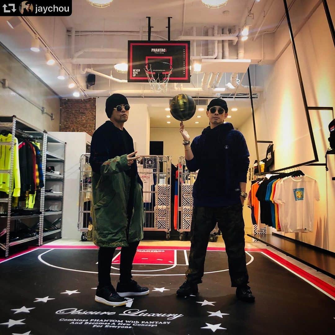 呉建豪のインスタグラム：「B-BALL AND BOBA w/ Mr.J✨✨✨ #repost @jaychou ・・・ 今天在 #西門町 最美的公車站牌 等一位朋友來跟我pk籃球😆 @vannesswu @phantaci_06 @machimachi__official #machimachi_ximen」