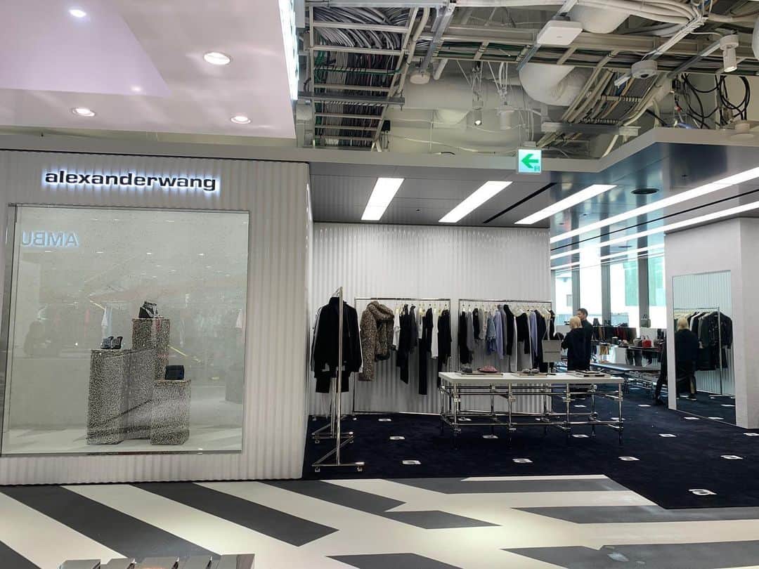Apparel-web.comさんのインスタグラム写真 - (Apparel-web.comInstagram)「「アレキサンダーワン（alexanderwang）」が渋谷パルコに新しいコンセプトを導入した新店舗をオープン。オープンを記念し、同店限定のカプセルコレクションも発売します。#alexanderwang #shibuyaparco #fashion #newstore #アレキサンダーワン#ファッション#渋谷パルコ」11月20日 22時40分 - apparelweb