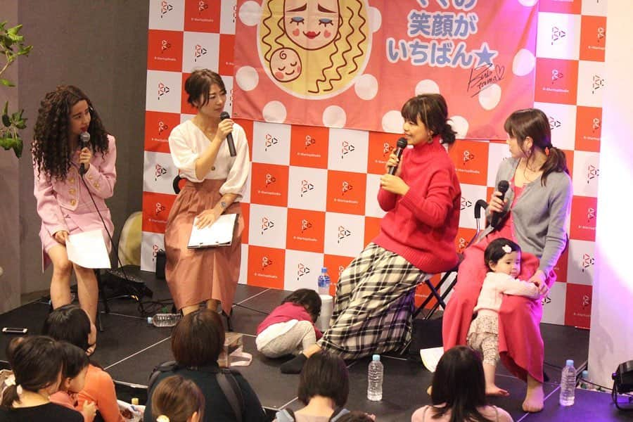 クロさんのインスタグラム写真 - (クロInstagram)「今日は「鯖バーガーリリースコラボイベント」 産ママになって初めてトークイベントにゲストで参加させていただきました🥺🙏🏽 とてもとてもとても楽しい時間を過ごすことが出来ました♩ 詳しくはブログに書いてます！ ぜひ、チェックしてみて下さい！！ ありがとうございました😭  #ママ界のエンターテイナー #バブリーたまみ #フードコーディネーター #櫻井優 #キセキの39歳 #相沢まき #鯖バーガー #ママイベント #ママ会 #ママ友 #ママの笑顔が一番 #ママリ #リンクコーデ #リンクコーデ」11月20日 22時41分 - kuro_risa