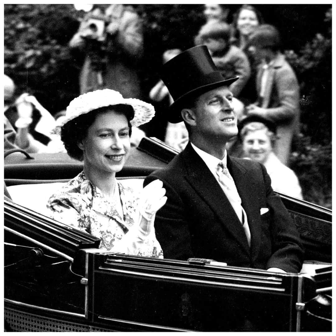 英ヘンリー王子夫妻のインスタグラム：「Happy anniversary to Her Majesty The Queen and The Duke of Edinburgh!  On this day, seventy-two years ago, they were married at Westminster Abbey.  Many congratulations!  Photo © PA」