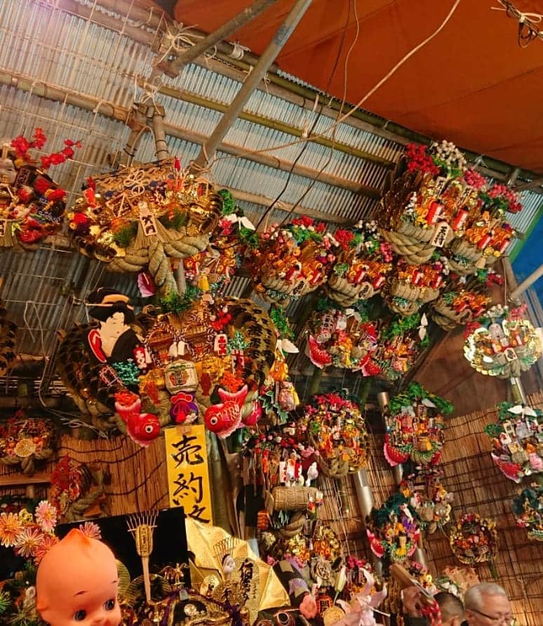 置鮎龍太郎さんのインスタグラム写真 - (置鮎龍太郎Instagram)「#酉の市 に行って来ましたよ♪  #花園神社 は大混雑でしたが、やっぱりこの雰囲気は好きみたいです。  それにしても、梅ヶ丘のお寿司屋さん軍団の熊手は、御神輿みたいに巨大でした。」11月20日 22時51分 - chikichikiko