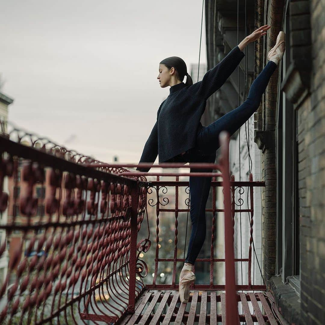 ballerina projectさんのインスタグラム写真 - (ballerina projectInstagram)「Remy Young in the Upper West Side. #ballerina - @remyyounggg #upperwestside #newyorkcity #ballerinaproject #ballerinaproject_ #ballet #dance #pointe #fireescape #remyyoung  The Ballerina Project book is now in stock. Link is located in our Instagram profile. @ballerinaprojectbook #ballerinaprojectbook」11月20日 22時52分 - ballerinaproject_