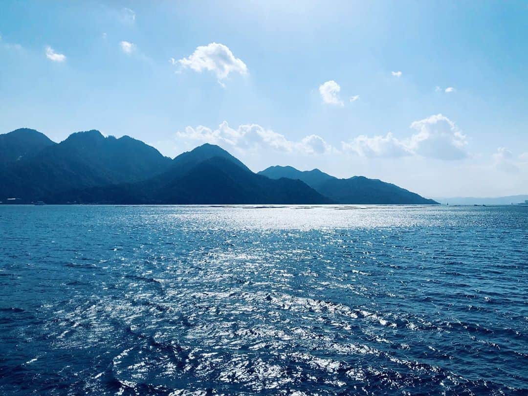 新倉瞳さんのインスタグラム写真 - (新倉瞳Instagram)「Miyajima  日本の水辺はなんだか青より蒼のほうが似合う気がする  明日は魂柱と鞴の東京公演。完売御礼感謝感激恐縮至極  #miyajima #miyajimaisland #hiroshima」11月20日 22時45分 - hitominiikura