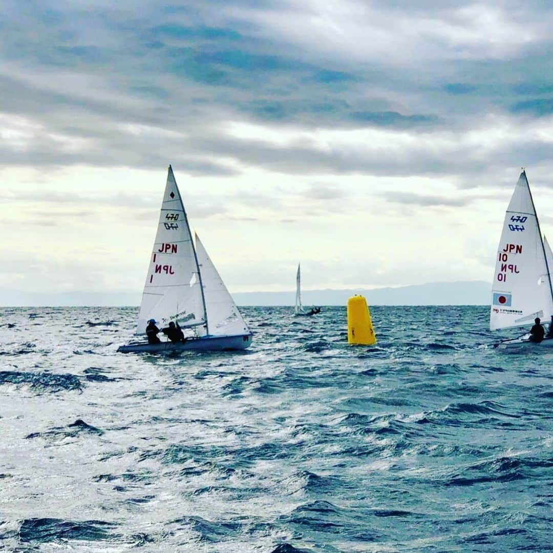 ??日の丸セーラーズ⛵️さんのインスタグラム写真 - (??日の丸セーラーズ⛵️Instagram)「本日より江ノ島ヨットハーバーにて、 2019年第48回全日本470級ヨット選手権大会&第33回全日本女子470級ヨット選手権大会が行われています⛵️ 全国から470セーラーが集まる本大会に、東京オリンピック女子470級代表の吉田・吉岡ペアも出場しています！  初日の今日は1レースが成立。 強風でハードなコンディションとなりました。 出場した艇の約半数がフィニッシュのタイムリミットに間に合わないという結果に😱 (本大会ではトップ艇のゴールから10分以内にフィニッシュしなければなりません！) その中で吉田・吉岡ペアは力強い走りを見せ3位につけています。同時に全日本女子では1位！  大会は11月24日(日)まで続きます。 優勝争いは必見です！！🔥 大会ホームページはこちら👇 https://www.alljpn470.org  #全日本470 #470」11月20日 22時45分 - jsaf_official