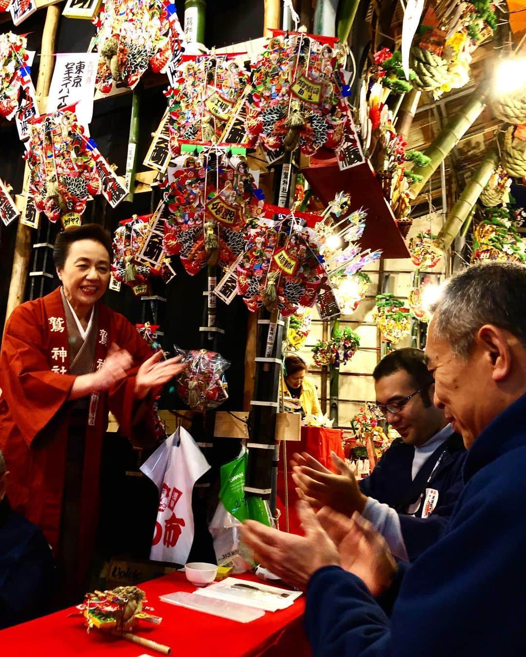 山本浩未さんのインスタグラム写真 - (山本浩未Instagram)「今日は二の酉、夕方、#室礼三千 の姉弟子由美ちゃんと鷲神社へ。すごい人、人、人ー😵  まずはお詣り、お札と#かっこめ を買い、お目当の「よし田」へ。が、なんと、#よし田の熊手 全て売切れっ😱😭💦 って事で今年は熊手をやめ、駅前の#町中華 屋で晩ご飯食べて帰宅🍜🥟😋 もろもろパワーいただきましたっ✨🙏🏻✨ 素朴な美味しさ #切山椒 ❤︎ よし田は唯一 伝統的な"赤もの"を作ってる店。来年は必ず#一の酉 に行こう、と心に決めたっ❣️」11月20日 22時46分 - hiromicoy