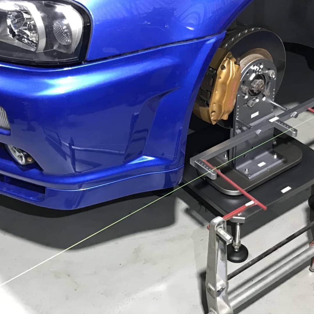 金原弘光のインスタグラム：「愛車、オーバーホール中‼ 足回り大分解。 出来上がりが楽しみ～⤴⤴⤴ #bnr34  #bando」