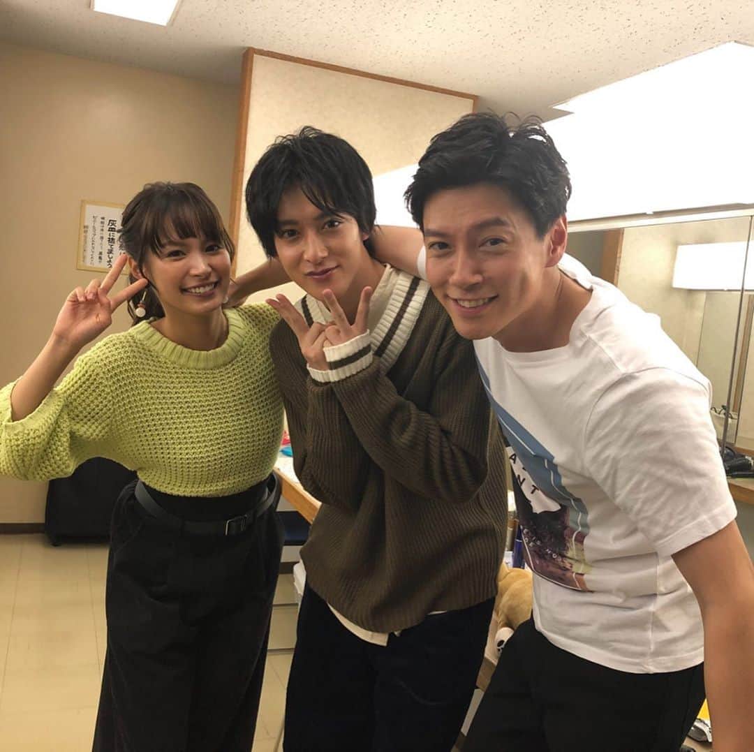 のインスタグラム：「#みこと✍️ 沙羅との婚約パーティー💍 消防署メンバーも招待させて頂きました🥂 藍がたくさんのごちそうを作ってくれたよ🍽✨ みんな俺たちのことを祝福してくれて、 すごく嬉しかった😊 * 磯辺さんは大きな梨をたくさん差し入れてくれました🍐 瑞々しくておいしかったーー😋 今、すごく幸せだなぁ… * #パーティー花巻家🏠 #4分間のマリーゴールド #よんまり #みんななかよし #花巻家に大集合 #ごちそうさまでした🙏  #第7話は11月22日金曜よる10時 #あと2日 #西村元貴 #伊藤あさひ #関水渚 #tbs」