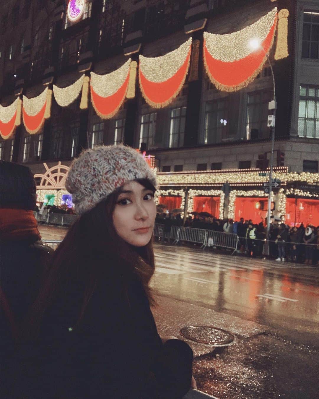 Liga Chiangのインスタグラム：「Life isn't about waiting for the storm to pass, it's about learning to dance in the rain.  今天在書上看到一句話，「生活不是等待暴風雨過去，而是要學會在暴風雨中跳出最美的舞蹈」。 我覺得好有道理，每天的生活都過的不容易啊，我想成長過的人才會真正變得強大。  大家和我一起加油吧💪 天冷了 ❄️ 我們也要一起注意保暖🧣  #江恆亘 #dowantyoucant  #2019 #這次真的有化點妝了#NY #🇺🇸」