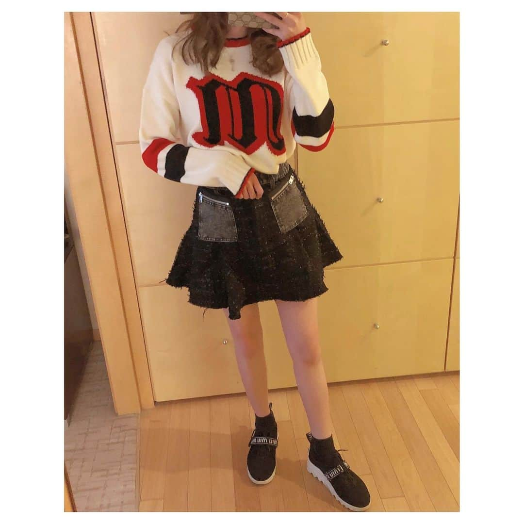 おまみさんのインスタグラム写真 - (おまみInstagram)「＊﻿ ＊﻿ coordinate 。♡﻿ ﻿ ﻿ tops:MSGM﻿ skirt:DIESEL﻿ shoes:miumiu﻿ ﻿ ﻿ このニット色合いがお気に入り 。♡﻿ @diesel のツイードスカートはデザインがとっても可愛いの 。♡﻿ ﻿ ﻿ #coordinate #code #outfit #ootd #wear #fashion #コーディネート #コーデ #コーデ記録 #ファッション #ファッションコーデ #おまみ服 #今日のコーデ #冬服 #冬服コーデ #ニットコーデ #miumiu #ミュウミュウ #スニーカーコーデ #msgm #diesel #ディーゼル #ミニスカート #コーデ日記 #miumiusneakers #todayscode #todayscoordinate #エムエスジーエム #フレアスカート #韓国コーデ」11月20日 22時50分 - 0mm157