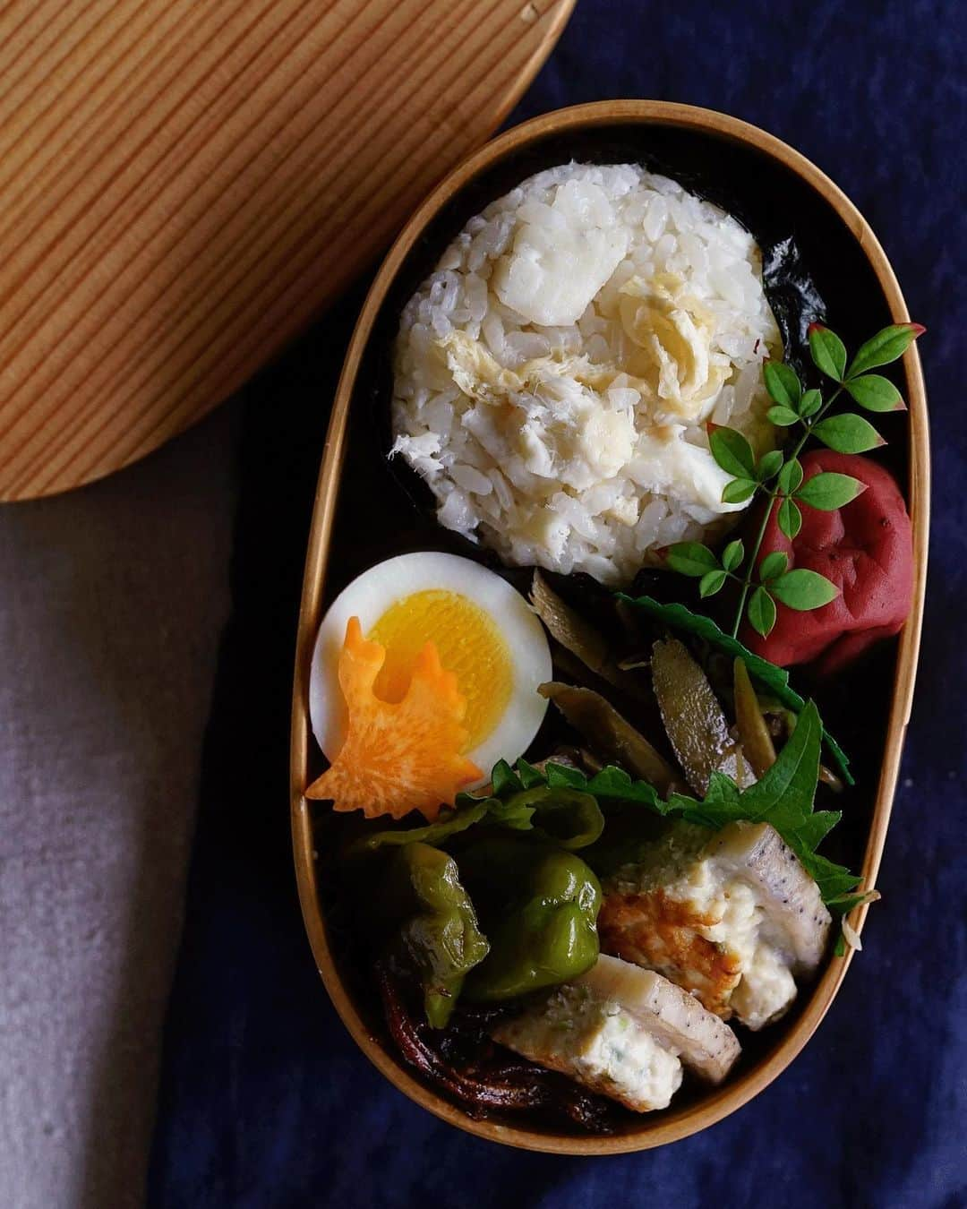 Ryoko Yunokiのインスタグラム：「+ + + "Tai-meshi", cooked red snapper rice bento/鯛めし弁当： . *Tai-meshi, cooked red snapper rice ball *soy-simmered beef and burdock *chicken patty with lotus root *sautéed bell pepper *soy-glazed fish *hard-boiled egg *umeboshi . ＊鯛めしにぎり ＊牛肉と牛蒡の醤油煮 ＊鶏肉の蓮根バーグ ＊万願寺唐辛子のソテー ＊玉筋魚の佃煮 ＊ゆで卵 ＊梅干し + + + #bento #お弁当 #丸の内弁当 #f52grams #曲げわっぱ #大館曲げわっぱ」