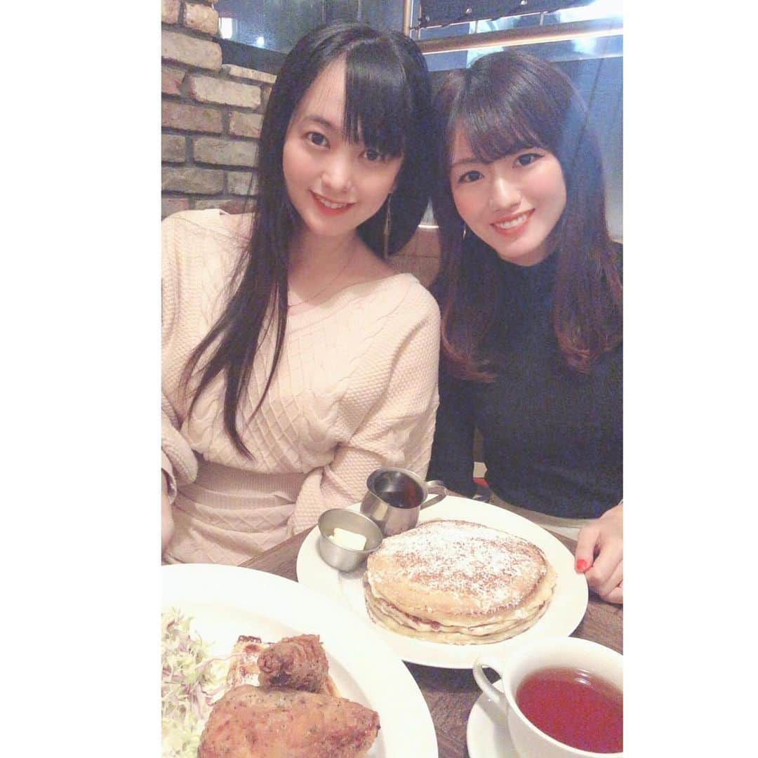 脊山麻理子のインスタグラム：「親友みかちゃんとみかちゃんと原宿デート♡みかちゃんと原宿のバターミルクチャネルというパンケーキ屋さんへ行ってきました♡お互い猫好きで、笑いのツボとテンポが似てるから、かれこれ6年くらいたつけど、旅行したりずっと仲良しぽん♡2人のトーク聴いてね♡ #PR 親友- REC  https://rec.audio/recs/bnah4mq23akg01prq1gg #REC #buttermilkchannel#cafe#tokyocafe #buttermilkchannelharajuku #バターミルクチャネル #原宿カフェ#表参道カフェ #東京カフェ#原宿ディナー #表参道ディナー #東京ディナー#パンケーキ#チキン」